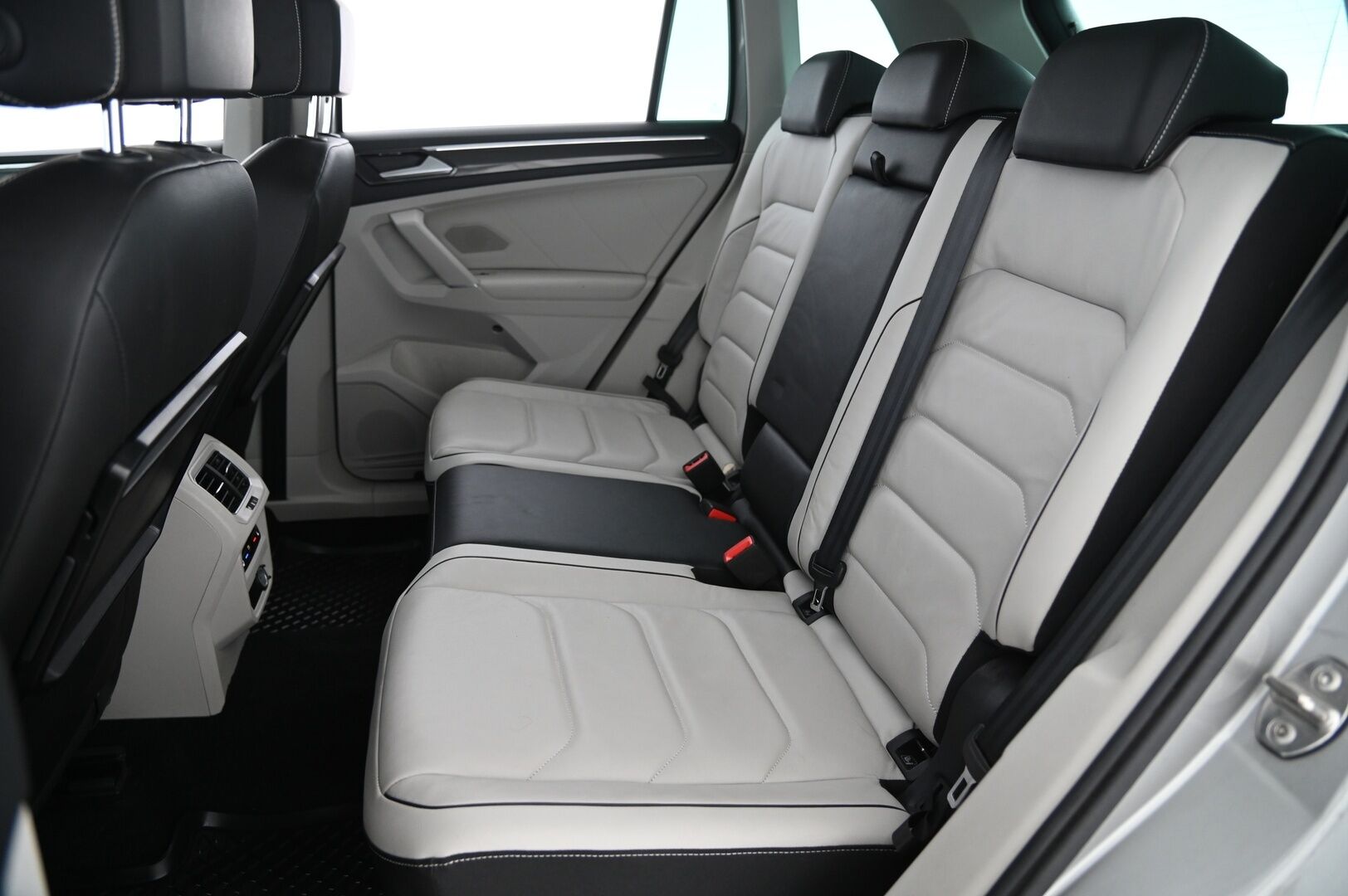 Volkswagen Tiguan 2017 Highline 2,0 TDI SCR 140 kW 4MOTION DSG * ACC / Webasto / Digimittaristo / Vaaleat muistinahat / Koukku / Dynaudio * - 2 Alut / P.kamera / KeyLessGo / Dynaamiset Ledit 