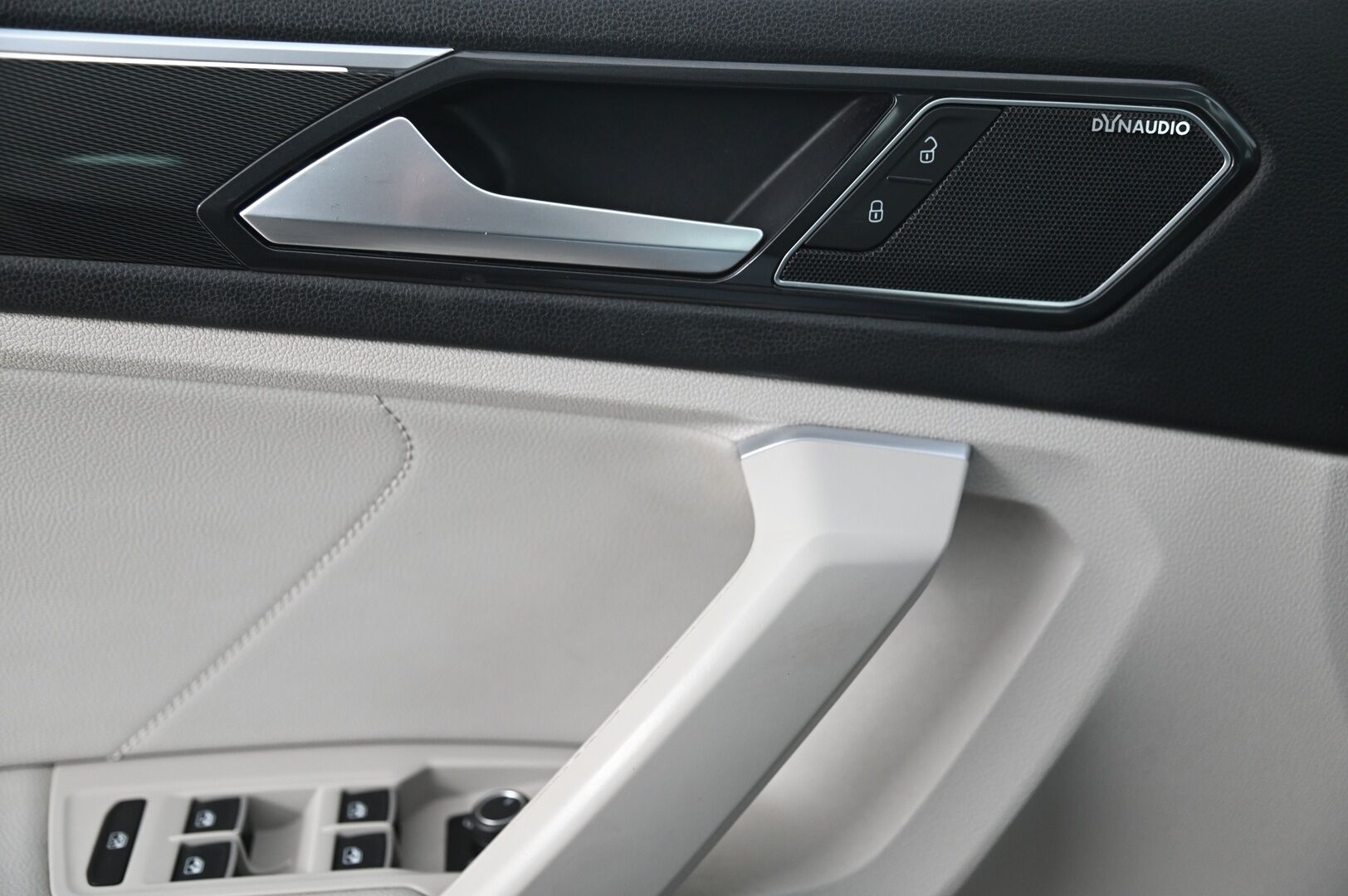 Volkswagen Tiguan 2017 Highline 2,0 TDI SCR 140 kW 4MOTION DSG * ACC / Webasto / Digimittaristo / Vaaleat muistinahat / Koukku / Dynaudio * - 2 Alut / P.kamera / KeyLessGo / Dynaamiset Ledit 