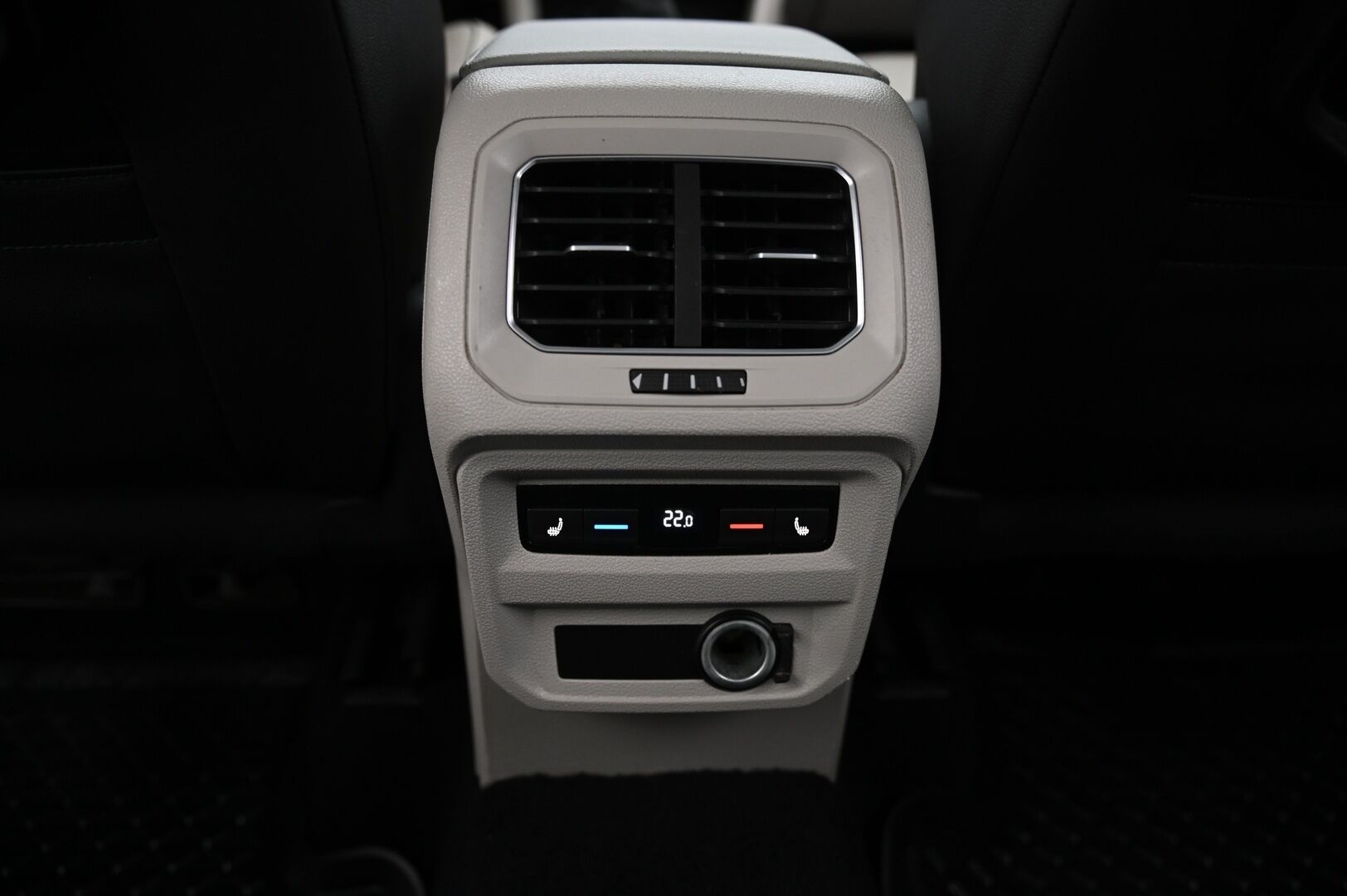 Volkswagen Tiguan 2017 Highline 2,0 TDI SCR 140 kW 4MOTION DSG * ACC / Webasto / Digimittaristo / Vaaleat muistinahat / Koukku / Dynaudio * - 2 Alut / P.kamera / KeyLessGo / Dynaamiset Ledit 