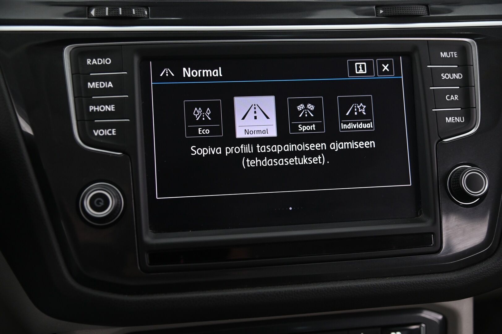 Volkswagen Tiguan 2017 Highline 2,0 TDI SCR 140 kW 4MOTION DSG * ACC / Webasto / Digimittaristo / Vaaleat muistinahat / Koukku / Dynaudio * - 2 Alut / P.kamera / KeyLessGo / Dynaamiset Ledit 