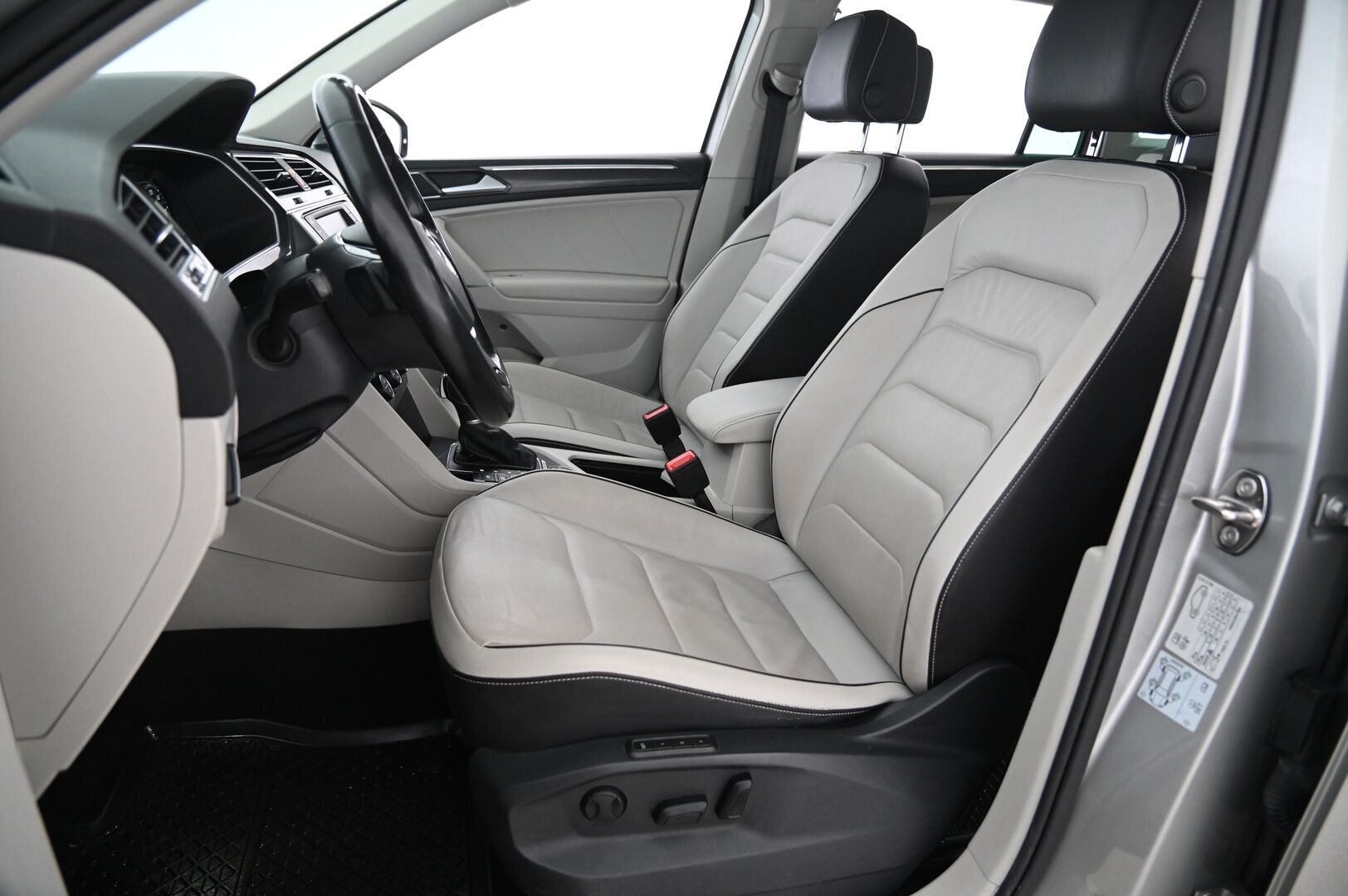 Volkswagen Tiguan 2017 Highline 2,0 TDI SCR 140 kW 4MOTION DSG * ACC / Webasto / Digimittaristo / Vaaleat muistinahat / Koukku / Dynaudio * - 2 Alut / P.kamera / KeyLessGo / Dynaamiset Ledit 