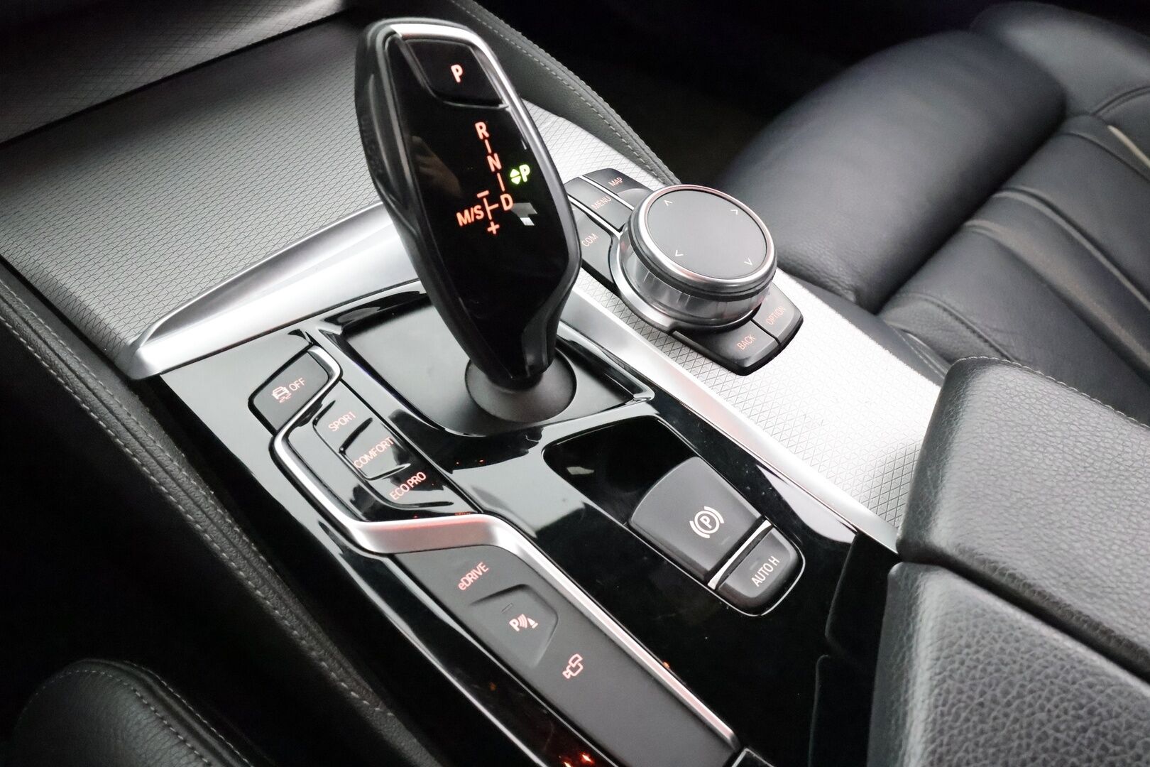 BMW 530 2018 G30 Sedan 530e A Charged Edition M Sport * ACC / HUD / 360° / H&K / Muistipenkit / Adapt.LED / Comfort Access * - Huippuvarusteet