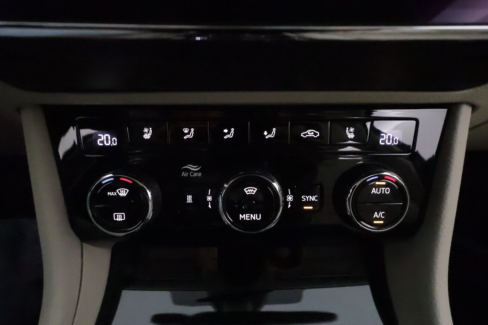 Skoda Superb 2020 1,4 TSI PHEV L&K iV DSG **Webasto / Koukku / ACC / Matrix / Kattoluukku / P.kamera / Ilmastoitu&Hierova Muistipenkki** - Canton / 1-om Suomi-auto / 2x Latauskaapelit / Kahdet Renkaat / **HYVILLÄ KAMOILLA** 
