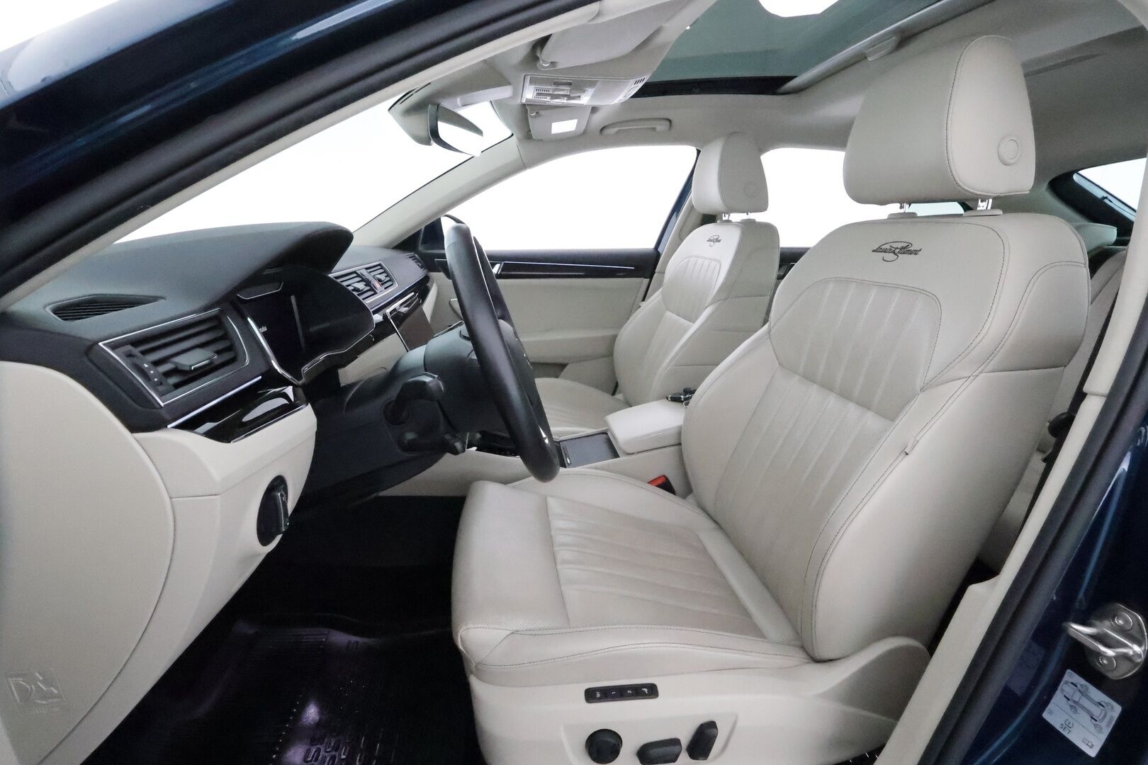 Skoda Superb 2020 1,4 TSI PHEV L&K iV DSG **Webasto / Koukku / ACC / Matrix / Kattoluukku / P.kamera / Ilmastoitu&Hierova Muistipenkki** - Canton / 1-om Suomi-auto / 2x Latauskaapelit / Kahdet Renkaat / **HYVILLÄ KAMOILLA** 