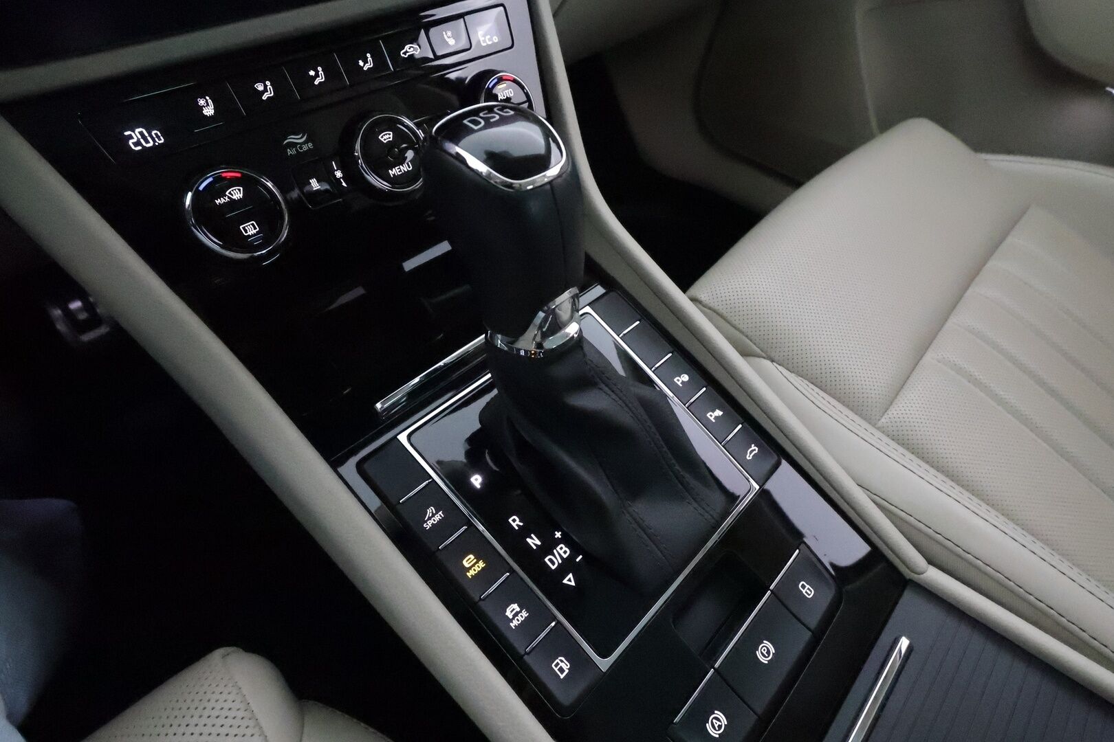Skoda Superb 2020 1,4 TSI PHEV L&K iV DSG **Webasto / Koukku / ACC / Matrix / Kattoluukku / P.kamera / Ilmastoitu&Hierova Muistipenkki** - Canton / 1-om Suomi-auto / 2x Latauskaapelit / Kahdet Renkaat / **HYVILLÄ KAMOILLA** 