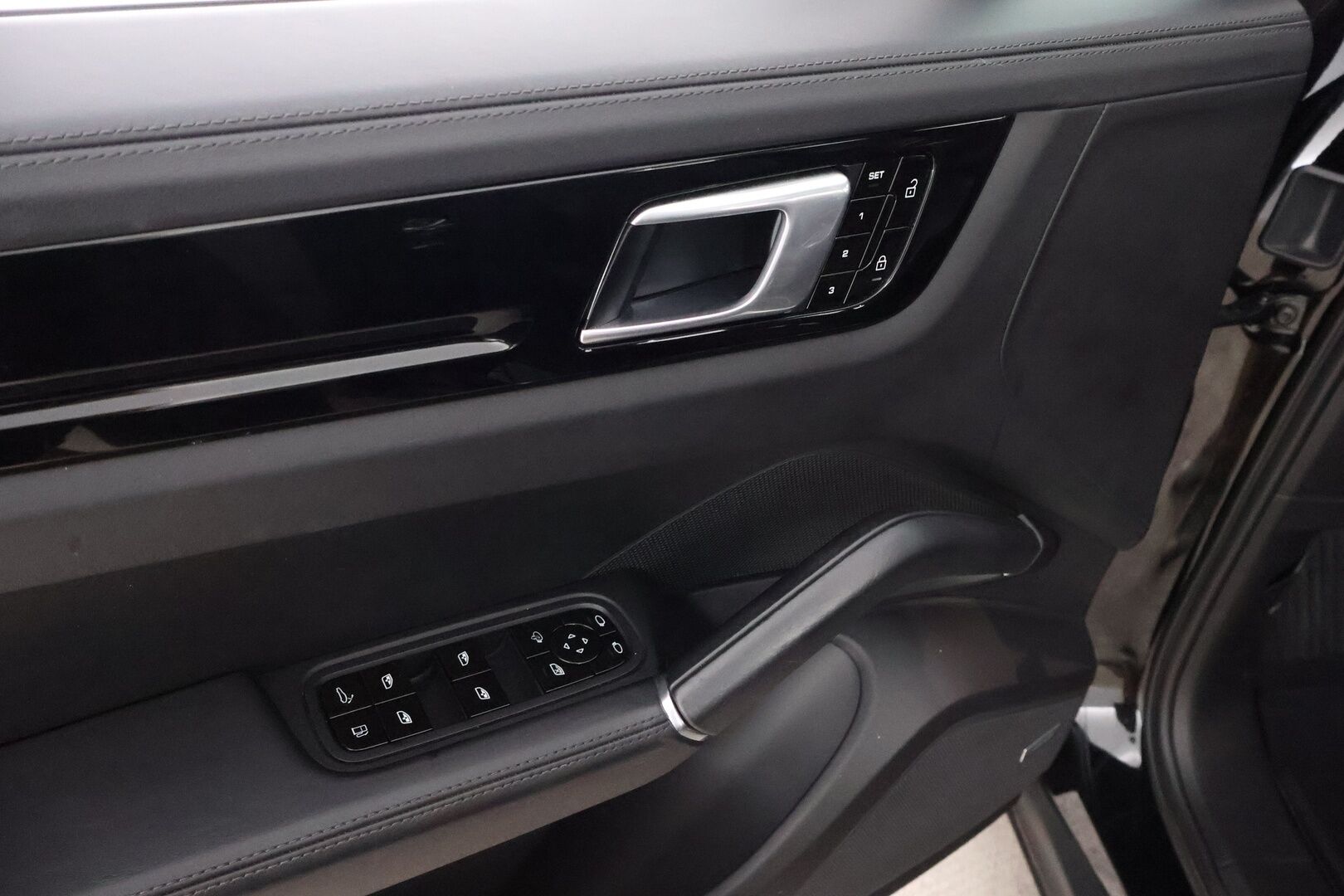 Porsche Cayenne 2020 E-Hybrid Coupé - 2,99 % KORKOTARJOUS TÄHÄN AUTOON - Adapt.Vakkari / Bose Surround / Imuovet / Panoraama / PASM / 12-Suuntaiset Nahkapenkit / Sport Chrono / Vetokoukku / Supervarusteet!