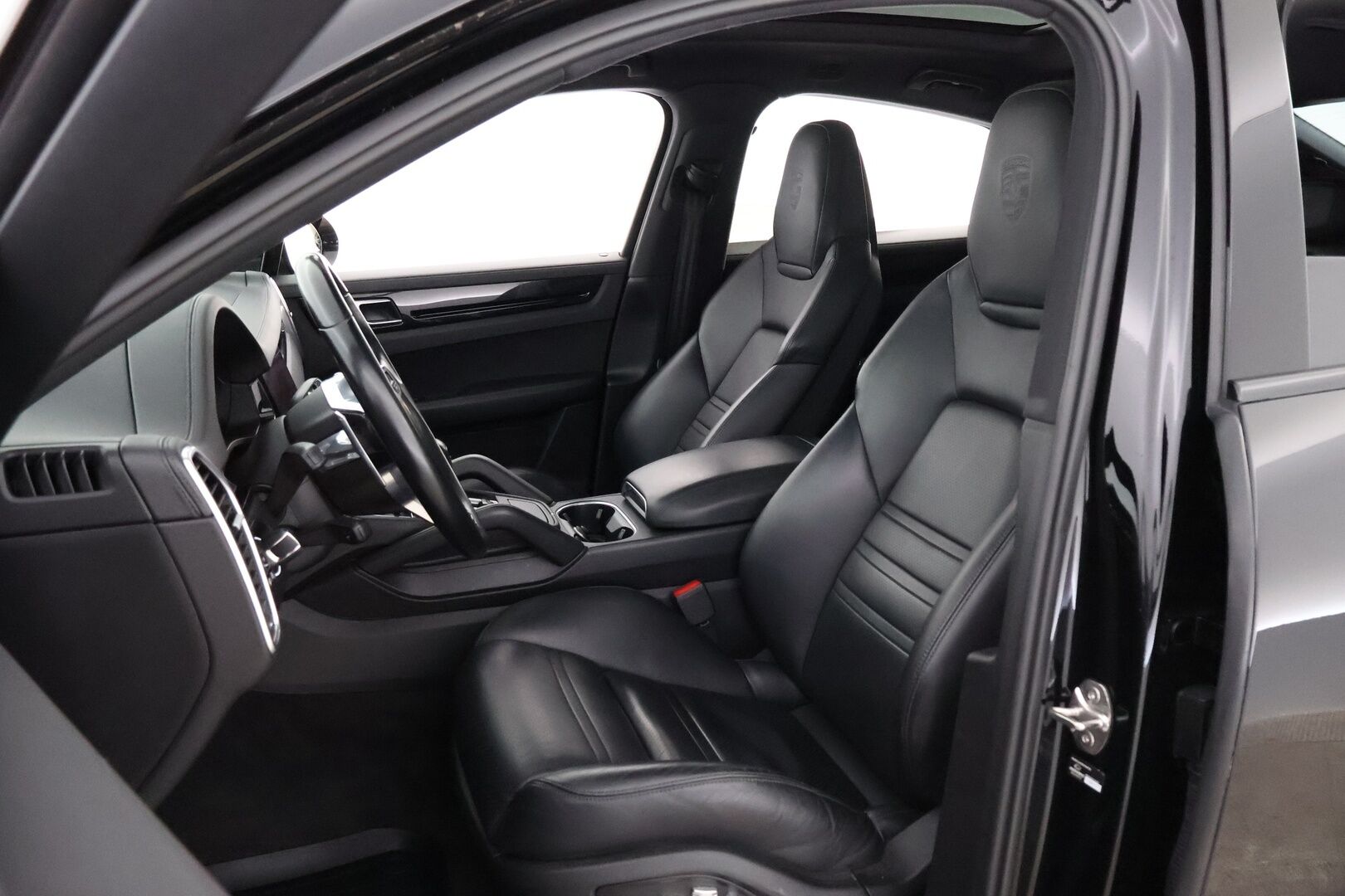 Porsche Cayenne 2020 E-Hybrid Coupé - 2,99 % KORKOTARJOUS TÄHÄN AUTOON - Adapt.Vakkari / Bose Surround / Imuovet / Panoraama / PASM / 12-Suuntaiset Nahkapenkit / Sport Chrono / Vetokoukku / Supervarusteet!