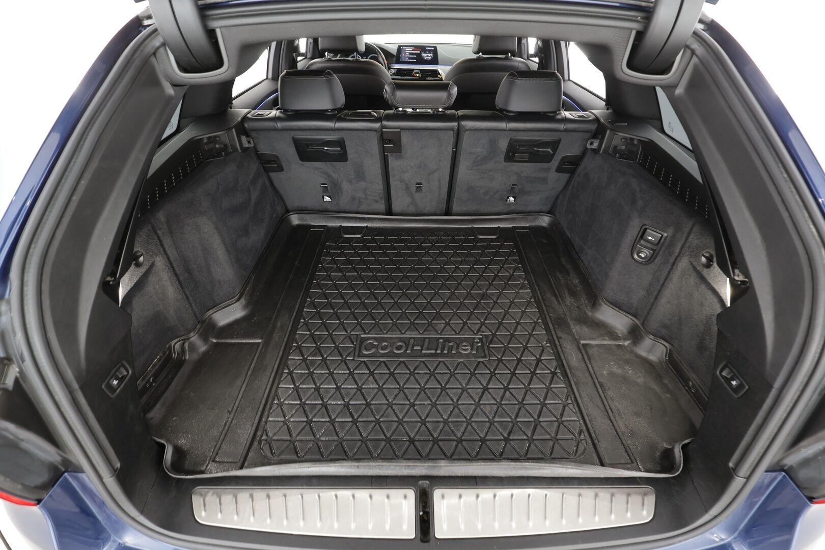 BMW 520 2018 G31 Touring 520d A xDrive Business Comfort M Sport * Webasto / HiFi / Sporttinahat / Vetokoukku / Adapt.LED / HUD / ShadowLine - 360-Kamera / Navi / 2x Renkaat aluvantein / Huippusiisti! - HULLUT JOULUT KORKOTARJOUS 2,49% 