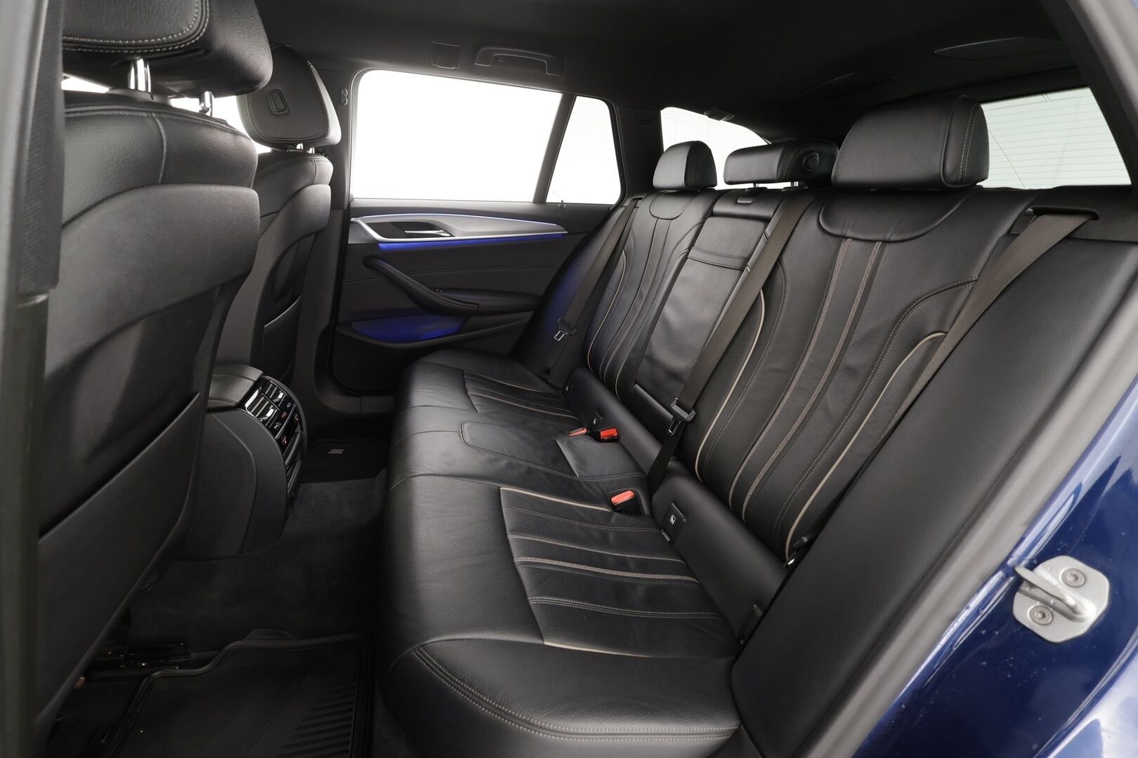 BMW 520 2018 G31 Touring 520d A xDrive Business Comfort * HUD / Webasto / Adapt.LED / Vakkari / Sporttinahat / Koukku / Hifi * - 360° / Navi / Kahdet renkaat aluvanteilla