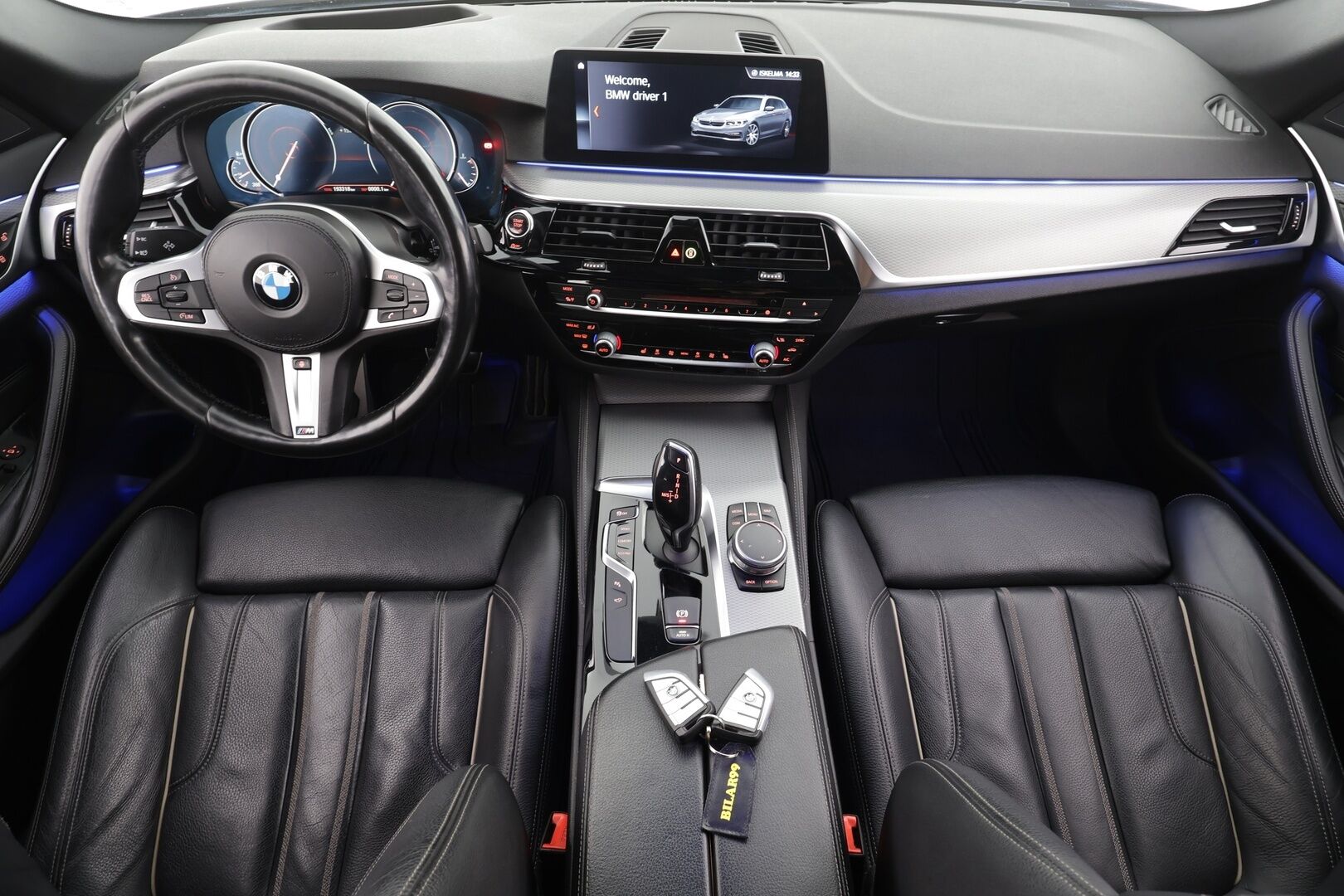 BMW 520 2018 G31 Touring 520d A xDrive Business Comfort * HUD / Webasto / Adapt.LED / Vakkari / Sporttinahat / Koukku / Hifi * - 360° / Navi / Kahdet renkaat aluvanteilla