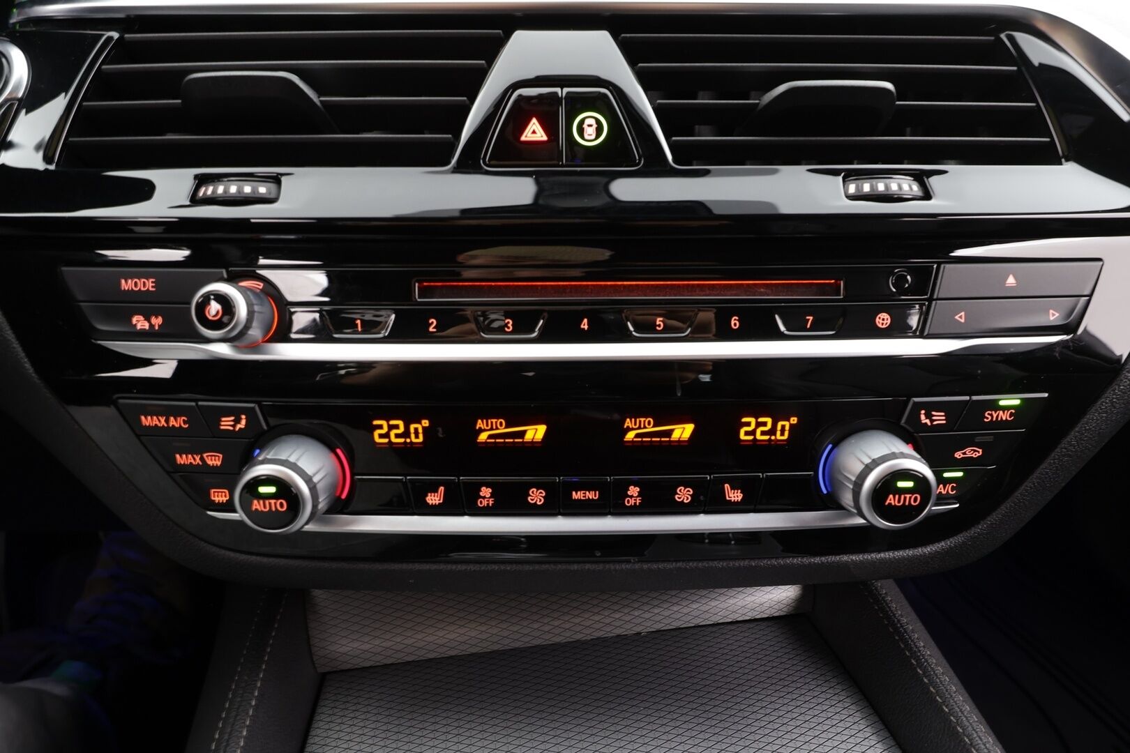 BMW 520 2018 G31 Touring 520d A xDrive Business Comfort * HUD / Webasto / Adapt.LED / Vakkari / Sporttinahat / Koukku / Hifi * - * / 360° / Navi / Kahdet renkaat aluvanteilla  / Juuri saapunut Tampereelle!*