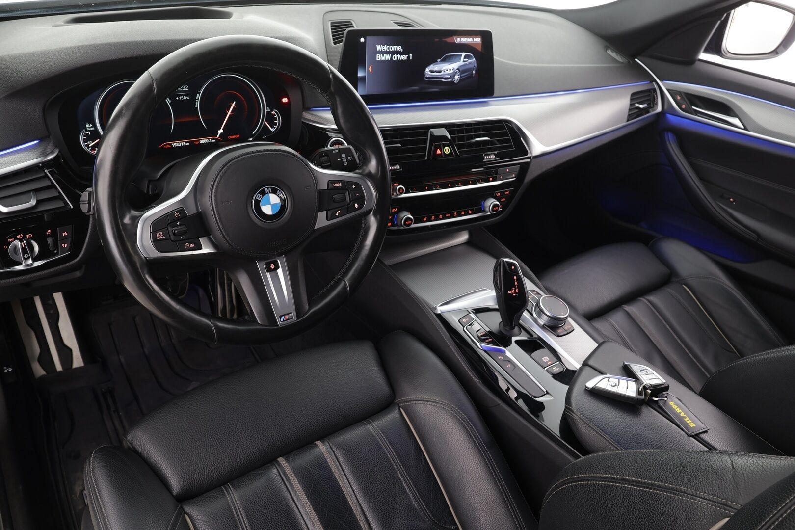 BMW 520 2018 G31 Touring 520d A xDrive Business Comfort * HUD / Webasto / Adapt.LED / Vakkari / Sporttinahat / Koukku / Hifi * - 360° / Navi / Kahdet renkaat aluvanteilla