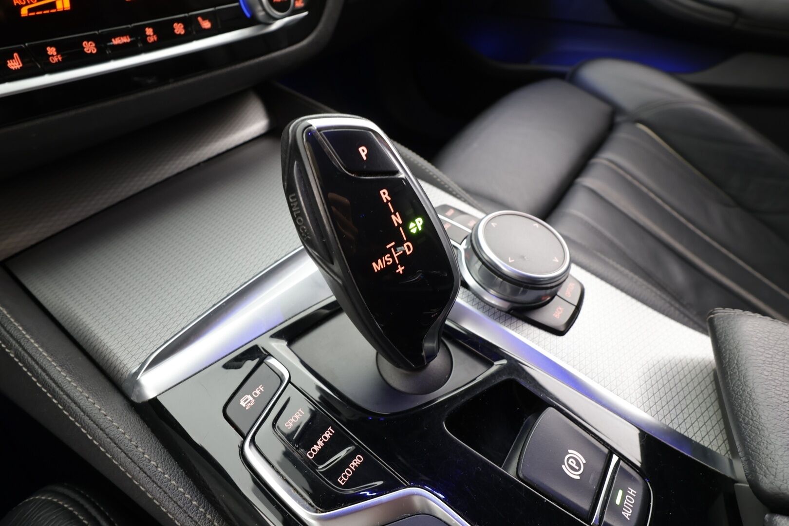 BMW 520 2018 G31 Touring 520d A xDrive Business Comfort * HUD / Webasto / Adapt.LED / Vakkari / Sporttinahat / Koukku / Hifi * - 360° / Navi / Kahdet renkaat aluvanteilla