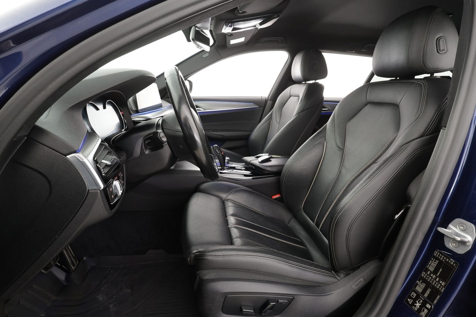 BMW 520 2018 G31 Touring 520d A xDrive Business Comfort M Sport * Webasto / HiFi / Sporttinahat / Vetokoukku / Adapt.LED / HUD / ShadowLine - 360-Kamera / Navi / 2x Renkaat aluvantein / Huippusiisti! - HULLUT JOULUT KORKOTARJOUS 2,49% 