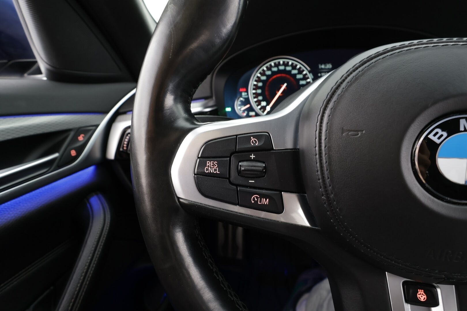 BMW 520 2018 G31 Touring 520d A xDrive Business Comfort * HUD / Webasto / Adapt.LED / Vakkari / Sporttinahat / Koukku / Hifi * - 360° / Navi / Kahdet renkaat aluvanteilla