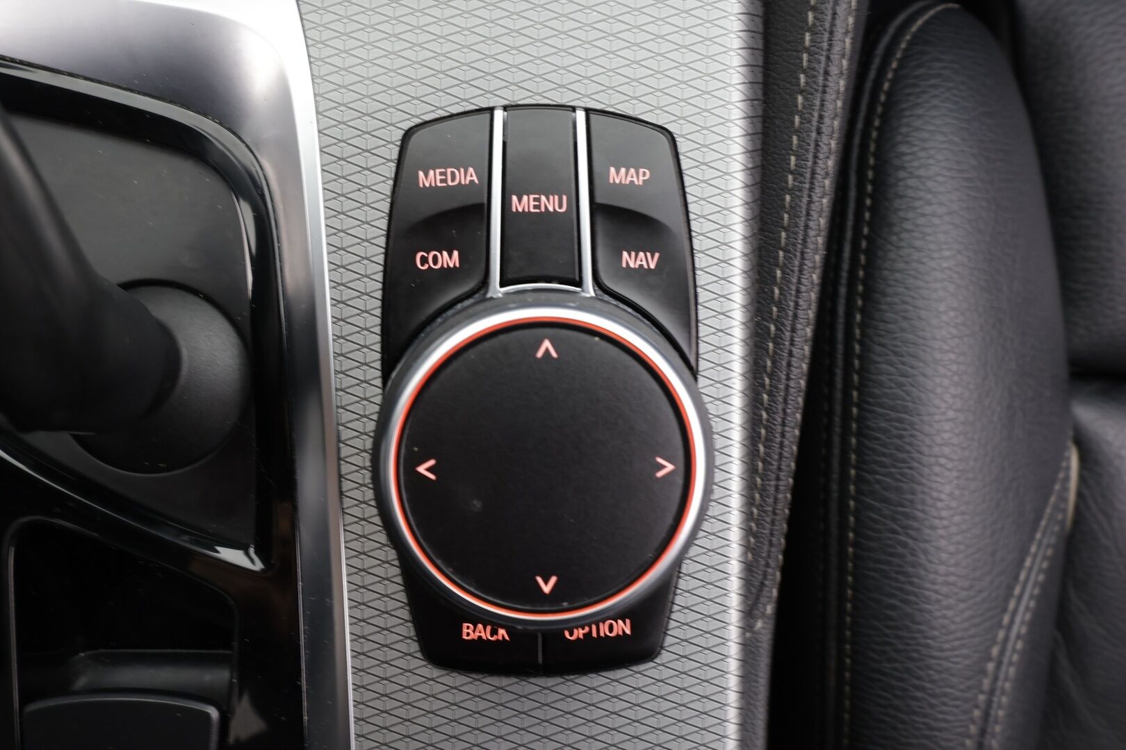 BMW 520 2018 G31 Touring 520d A xDrive Business Comfort * HUD / Webasto / Adapt.LED / Vakkari / Sporttinahat / Koukku / Hifi * - 360° / Navi / Kahdet renkaat aluvanteilla