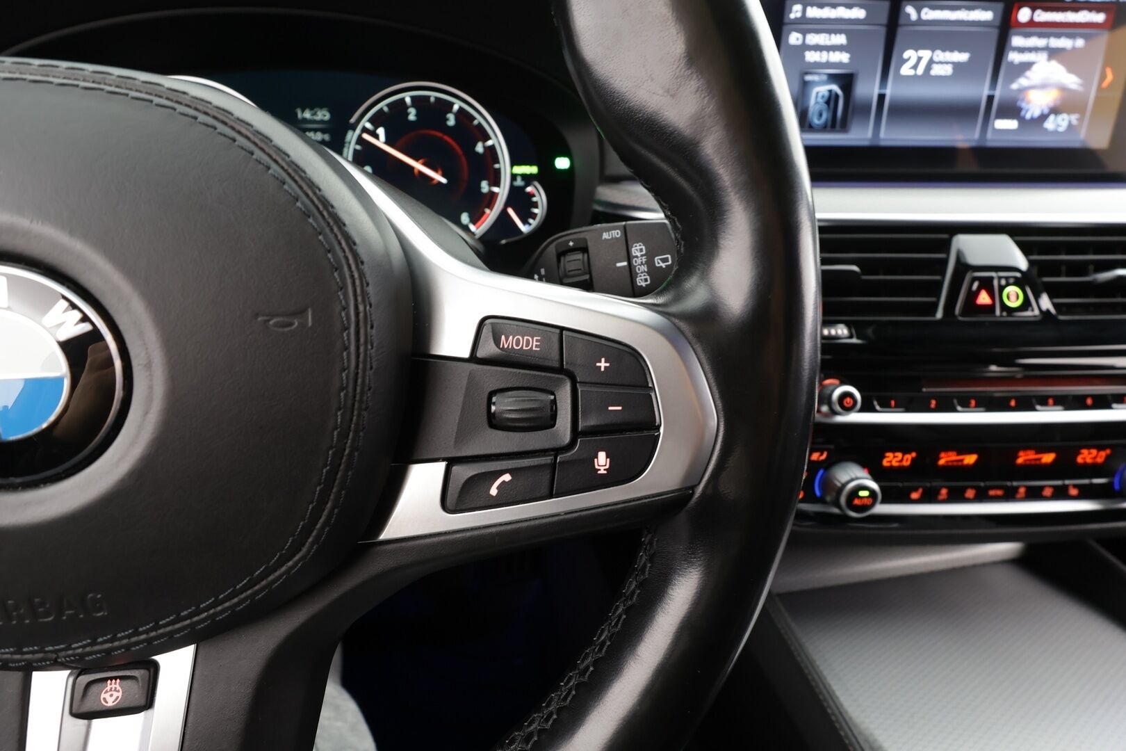BMW 520 2018 G31 Touring 520d A xDrive Business Comfort * HUD / Webasto / Adapt.LED / Vakkari / Sporttinahat / Koukku / Hifi * - 360° / Navi / Kahdet renkaat aluvanteilla