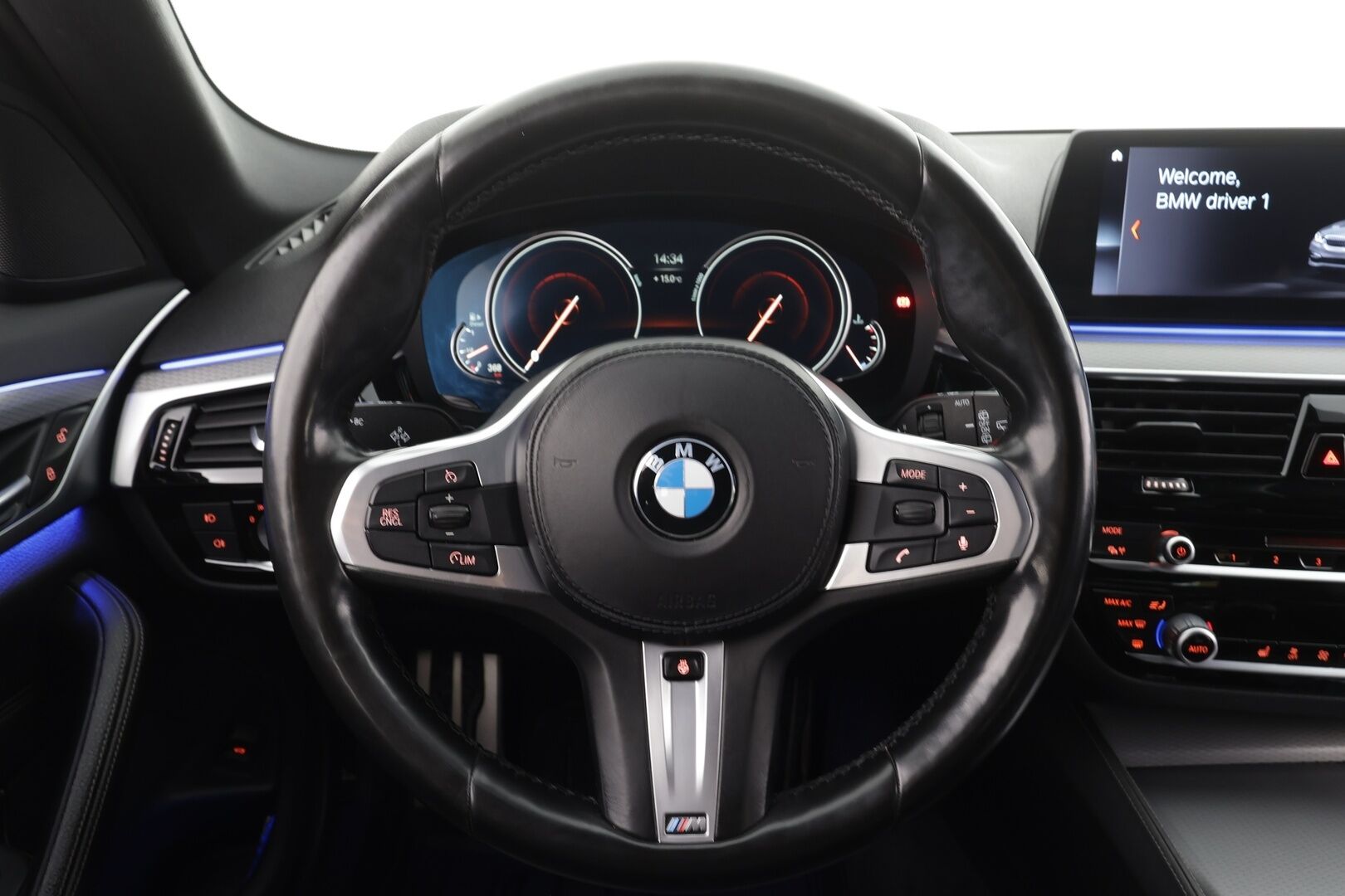BMW 520 2018 G31 Touring 520d A xDrive Business Comfort * HUD / Webasto / Adapt.LED / Vakkari / Sporttinahat / Koukku / Hifi * - 360° / Navi / Kahdet renkaat aluvanteilla