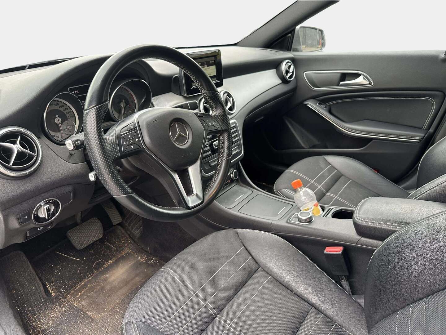 Mercedes-Benz CLA 2015 180 Sedan / Bi-Xenon / P-Tutkat / Vakkari / Navi / Bluetooth - Juuri huollettu ja katsastettu! / Hyvät kesä- ja talvirenkaat!