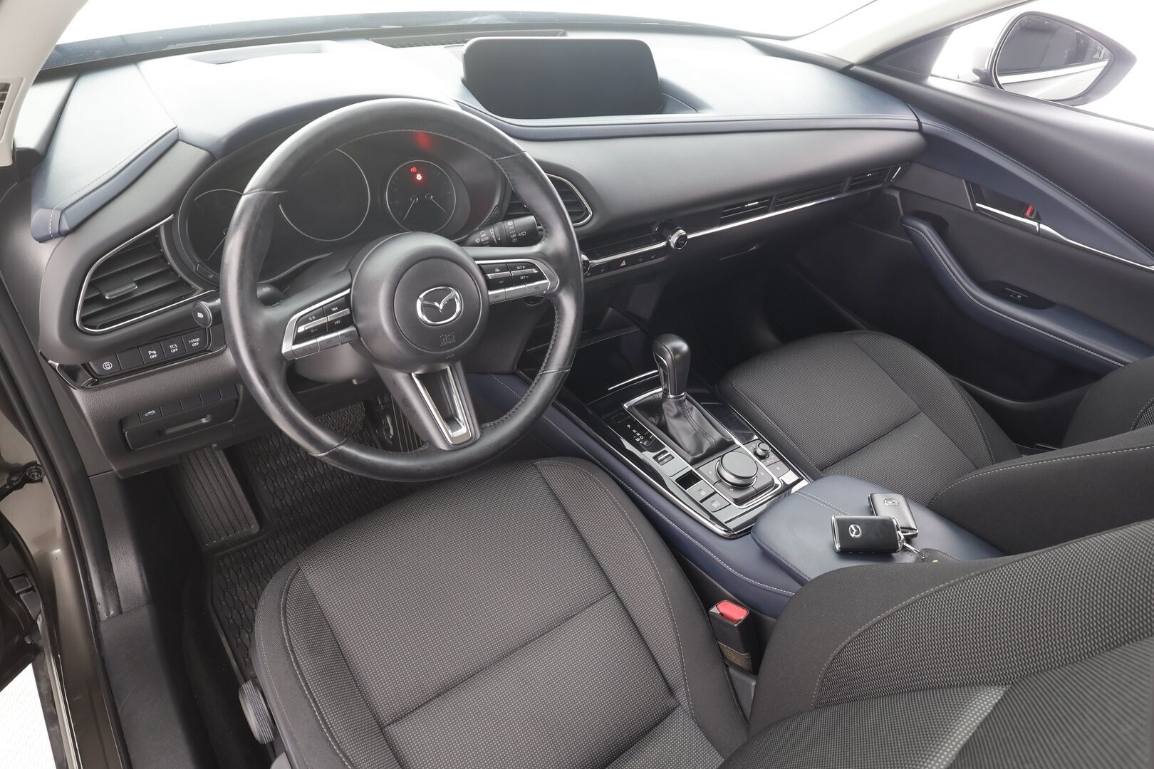 Mazda CX-30 2020 2,0 M Hybrid Skyactiv-X Vision Plus AT - | ACC | Lohko+Sisä | Kaistavahti | P.Kamera | Katvevaroitin | LED | Navi | Sähköluukku | Keyless | Ratinlämmitin | Suomi-auto | Kahdet renkaat aluvanteilla | Merkkihuollettu | 