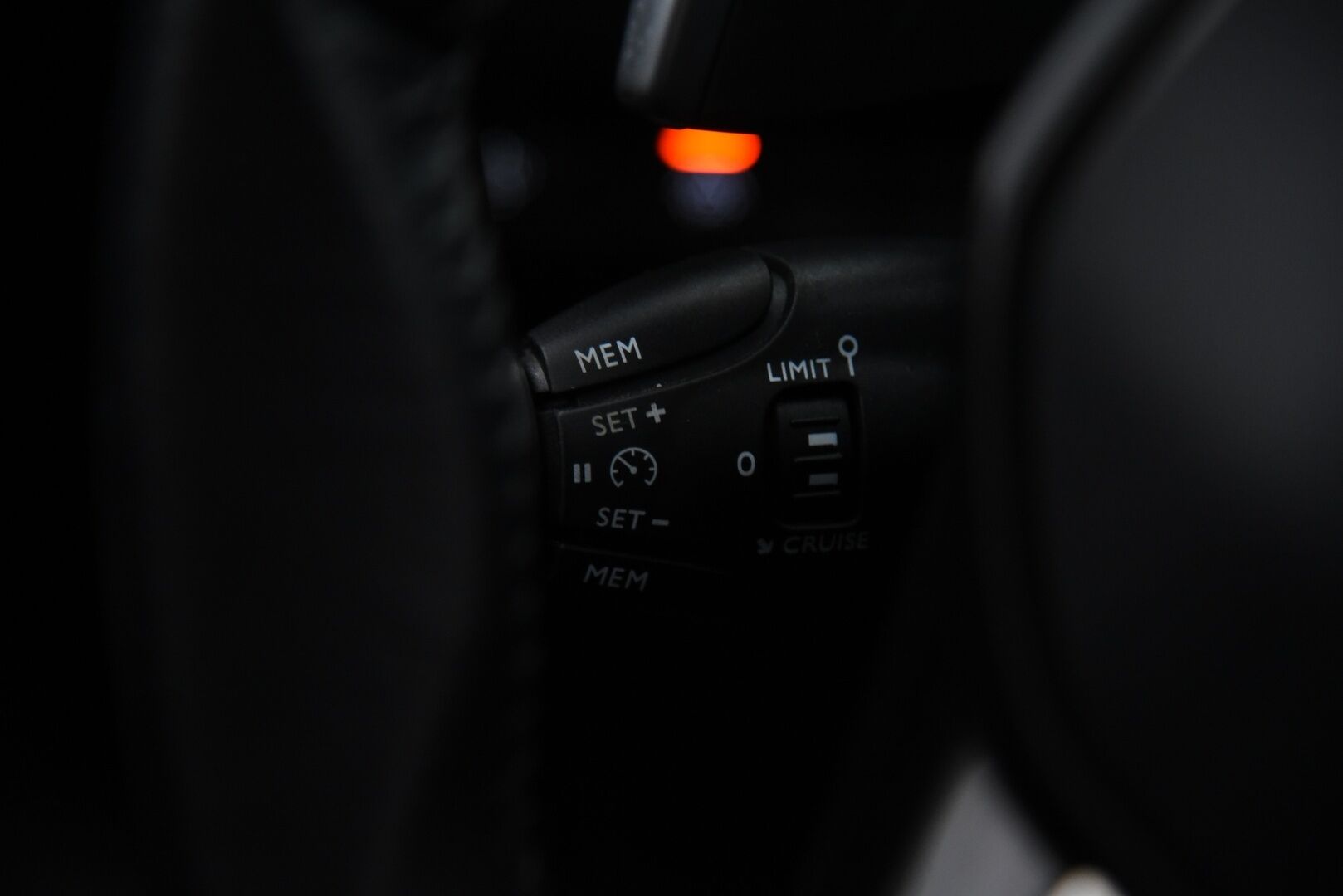 Peugeot 2008 2021 Allure 210 Anniversary PureTech 130 EAT8-autom / Suomi-auto / vakkari / 360-Kamera / LED-valot