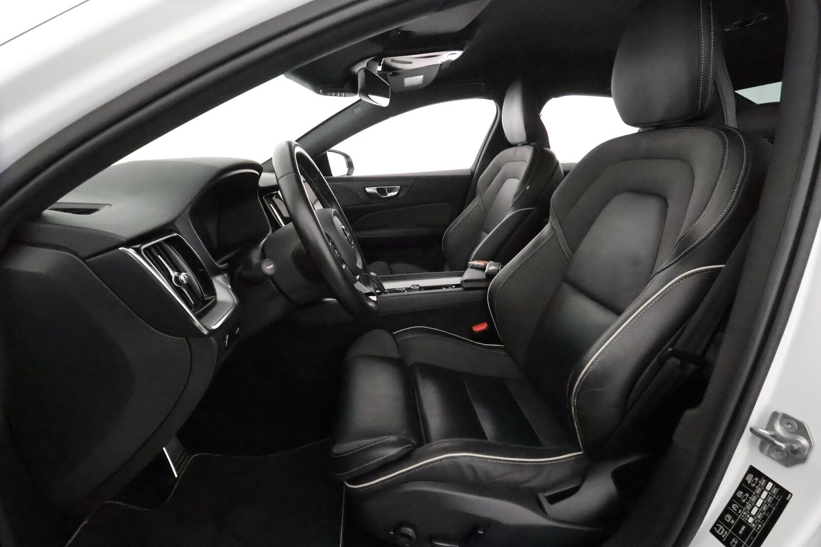 Volvo S60 2021 B5 AWD MHEV Business R-Design aut **Adapt.vakkari / Muistipenkki / Full LED / Koukku / H&K / P.kamera** - Suomi-auto / Kahdet renkaat aluvanteilla / Digimittaristo / Puolinahat / Sporttipenkit / Penkinlämmittimet takana / Ratin lämmitin / BLIS / Webasto