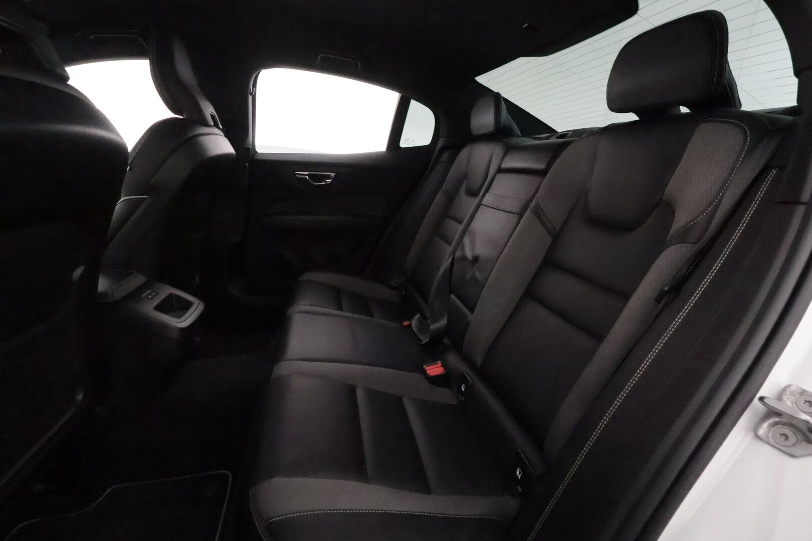 Volvo S60 2021 B5 AWD MHEV Business R-Design aut **Adapt.vakkari / Muistipenkki / Full LED / Koukku / H&K / P.kamera** - Suomi-auto / Kahdet renkaat aluvanteilla / Digimittaristo / Puolinahat / Sporttipenkit / Penkinlämmittimet takana / Ratin lämmitin / BLIS / Webasto