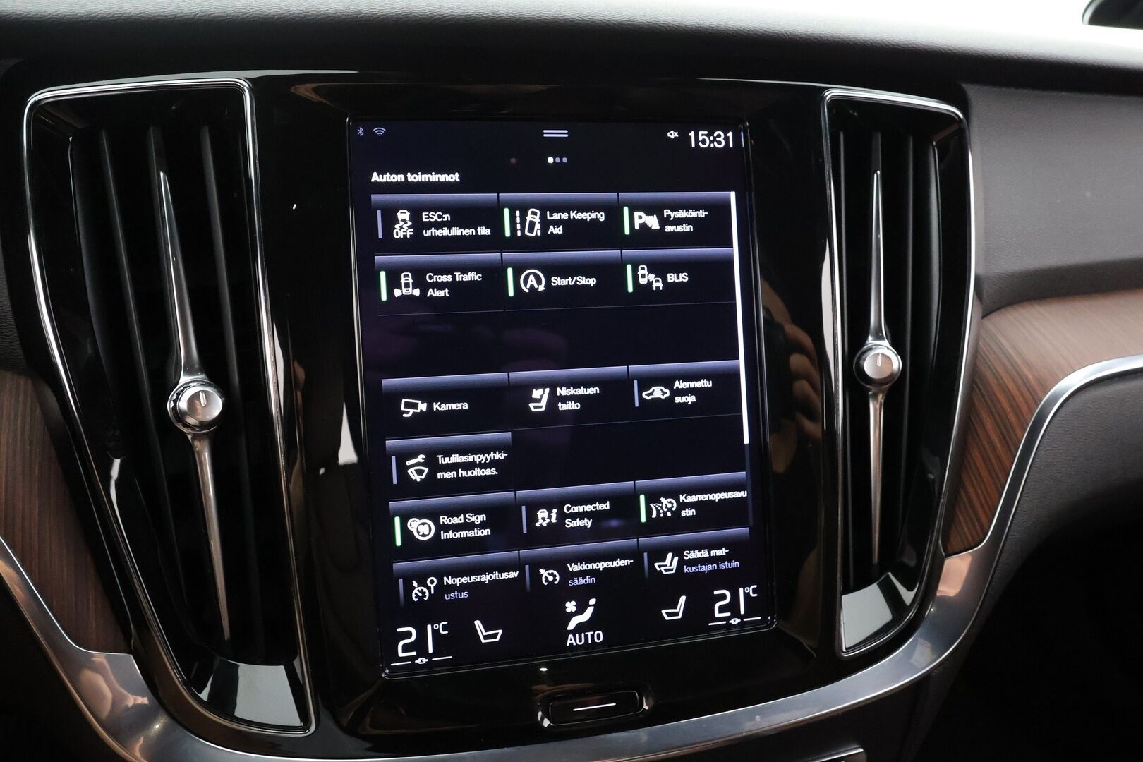 Volvo V60 Cross Country 2021 B4 AWD D-MHEV Business aut. **Webasto / Adapt.Vakkari / Full-LED / P.Kamera / Sporttinahat Muistilla / Navi / Keyless** - 3,99 % KORKOTARJOUS TÄHÄN AUTOON - Suomi-auto / Kahdet Renkaat