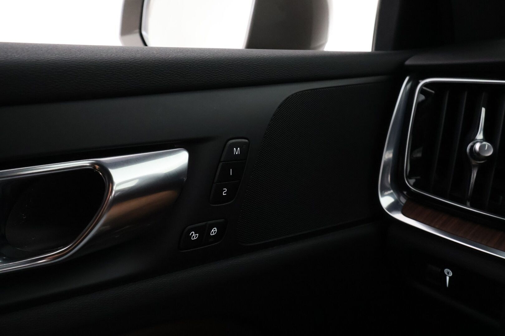 Volvo V60 Cross Country 2021 B4 AWD D-MHEV Business aut. **Webasto / Adapt.Vakkari / Full-LED / P.Kamera / Sporttinahat Muistilla / Navi / Keyless** - 3,99 % KORKOTARJOUS TÄHÄN AUTOON - Suomi-auto / Kahdet Renkaat