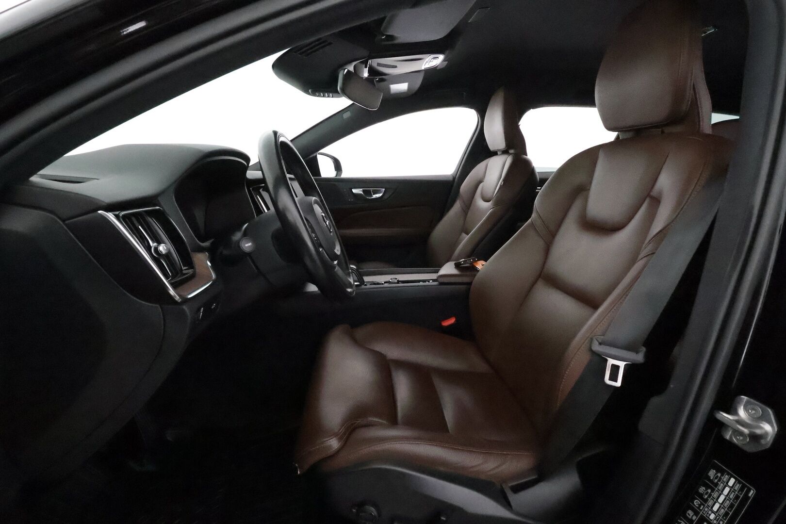Volvo V60 Cross Country 2021 B4 AWD D-MHEV Pro aut **Adapt.vakkari / Muistipenkit / P.kamera / Koukku / Full LED / Webasto / Navi / BLIS** - Suomi-auto / Kahdet renkaat aluvanteilla / Merkkihuollettu / Ruskeat nahat / Penkinlämmittimet takana / Ratinlämmitin