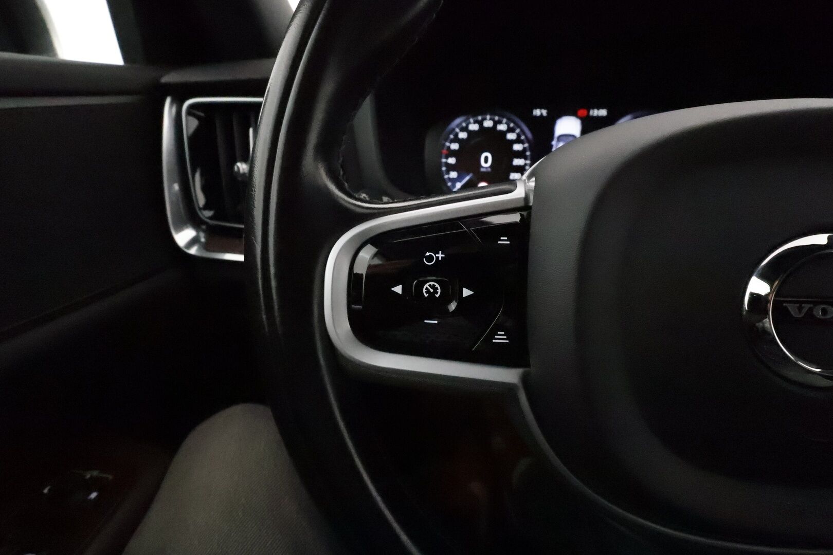 Volvo V60 Cross Country 2021 B4 AWD D-MHEV Pro aut **Adapt.vakkari / Muistipenkit / P.kamera / Koukku / Full LED / Webasto / Navi / BLIS** - 3,99 % KORKOTARJOUS TÄHÄN AUTOON 31.8. ASTI! - Suomi-auto / Kahdet renkaat aluvanteilla / Merkkihuollettu / Ruskeat nahat / Penkinlämmittimet takana / Ratinlämmitin