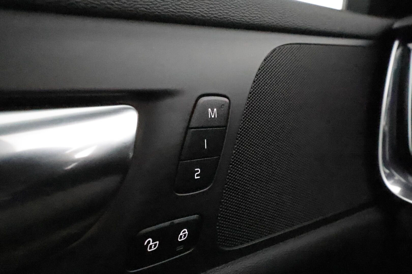 Volvo V60 Cross Country 2021 B4 AWD D-MHEV Pro aut **Adapt.vakkari / Muistipenkit / P.kamera / Koukku / Full LED / Webasto / Navi / BLIS** - 3,99 % KORKOTARJOUS TÄHÄN AUTOON 31.8. ASTI! - Suomi-auto / Kahdet renkaat aluvanteilla / Merkkihuollettu / Ruskeat nahat / Penkinlämmittimet takana / Ratinlämmitin