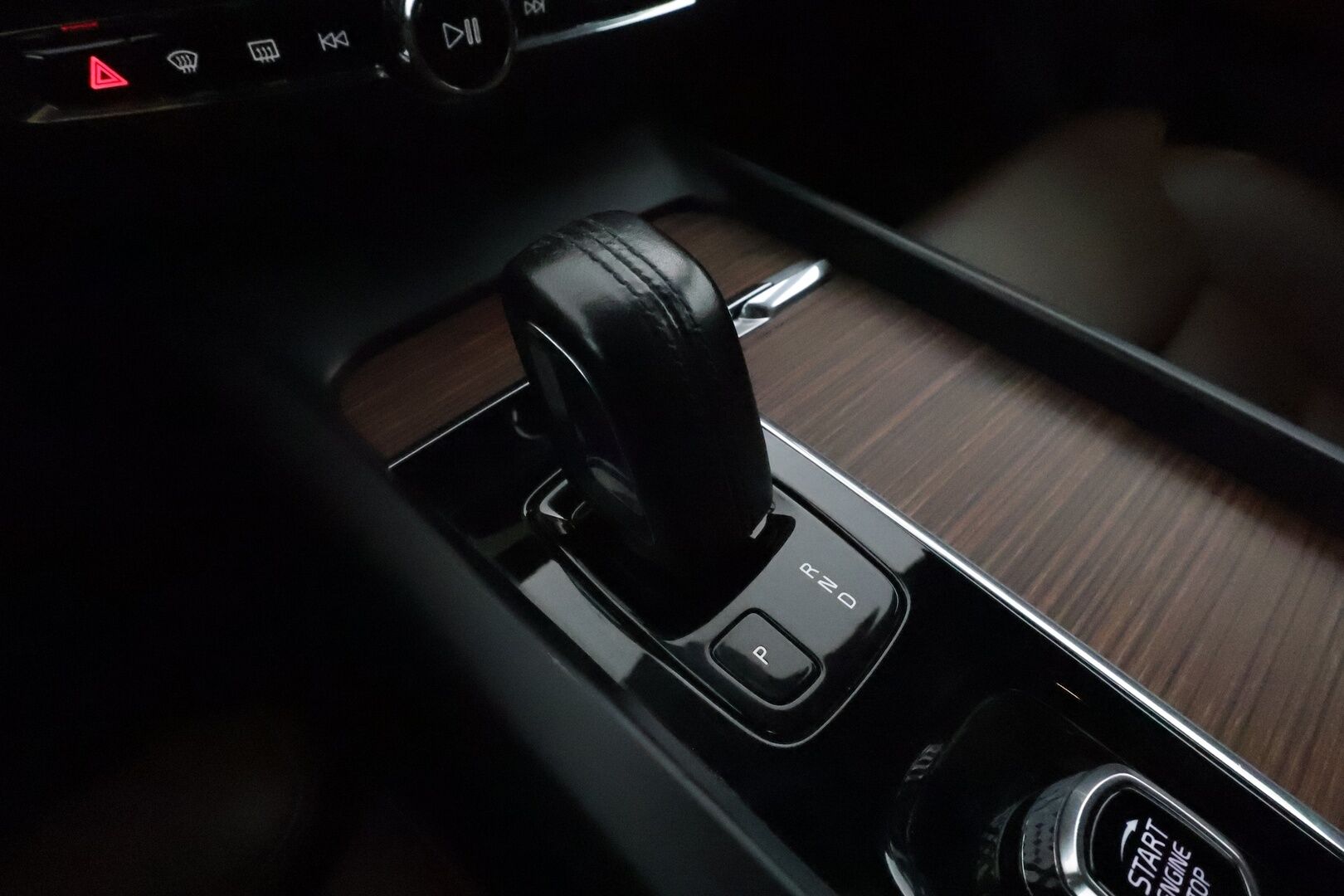 Volvo V60 Cross Country 2021 B4 AWD D-MHEV Pro aut **Adapt.vakkari / Muistipenkit / P.kamera / Koukku / Full LED / Webasto / Navi / BLIS** - Suomi-auto / Kahdet renkaat aluvanteilla / Merkkihuollettu / Ruskeat nahat / Penkinlämmittimet takana / Ratinlämmitin