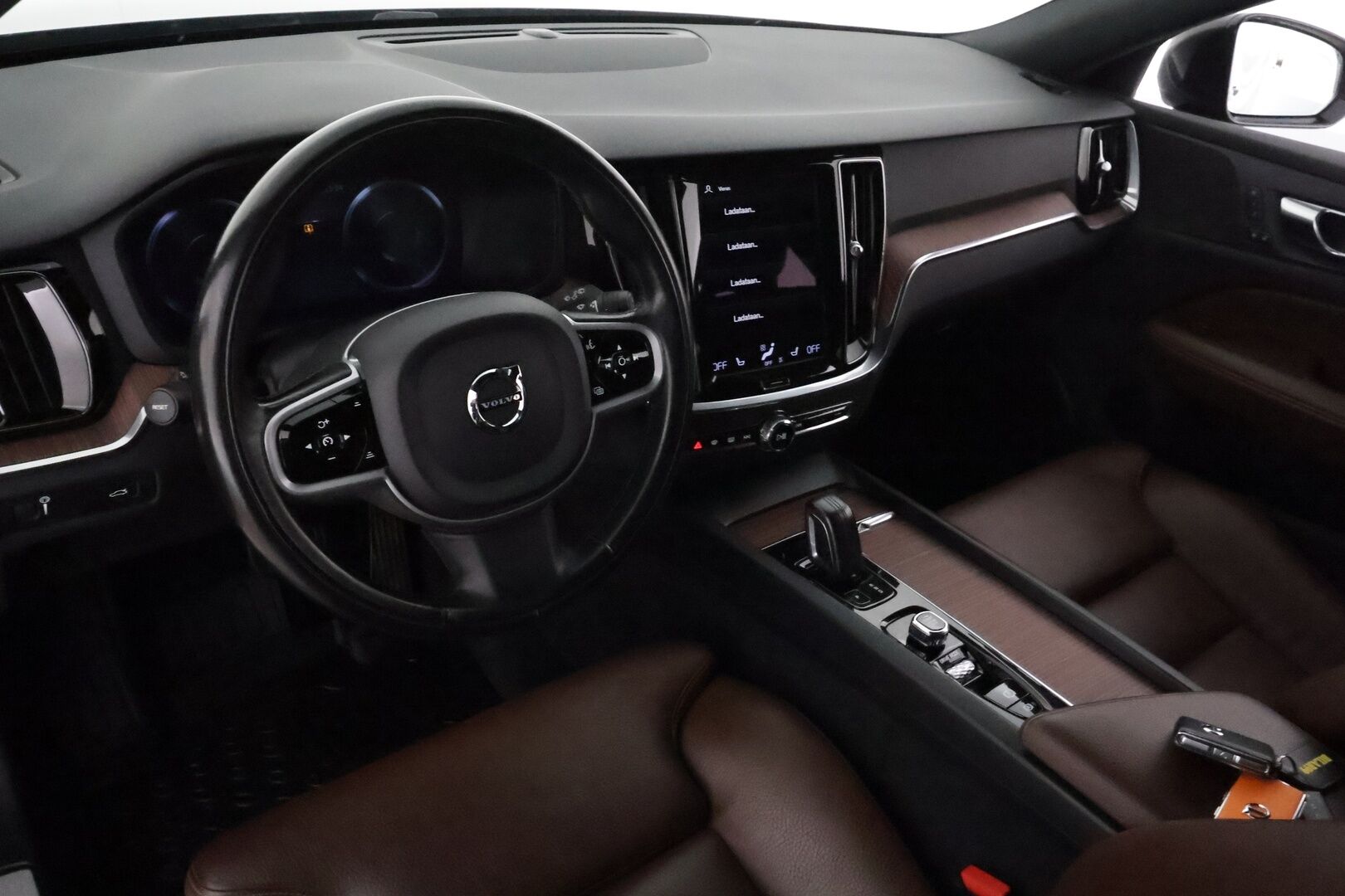 Volvo V60 Cross Country 2021 B4 AWD D-MHEV Pro aut **Adapt.vakkari / Muistipenkit / P.kamera / Koukku / Full LED / Webasto / Navi / BLIS** - 3,99 % KORKOTARJOUS TÄHÄN AUTOON 31.8. ASTI! - Suomi-auto / Kahdet renkaat aluvanteilla / Merkkihuollettu / Ruskeat nahat / Penkinlämmittimet takana / Ratinlämmitin