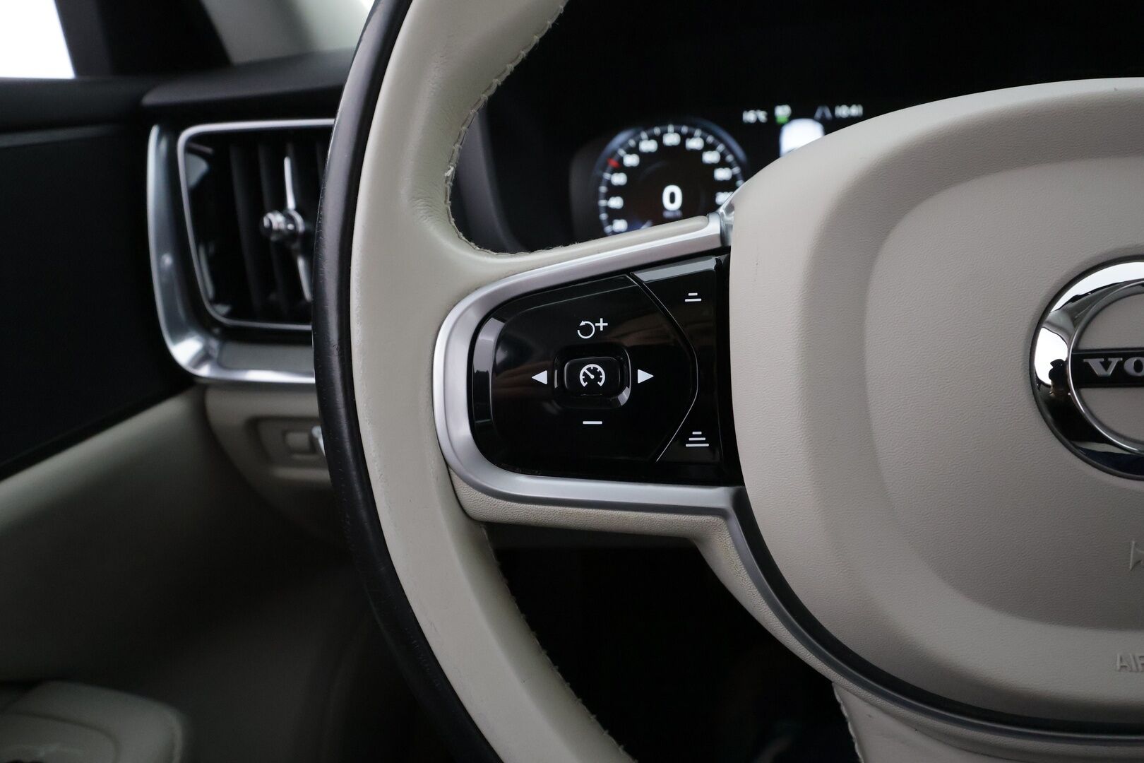 Volvo V60 Cross Country 2021 B4 AWD D-MHEV Business aut * ACC / P.kamera / BLIS / Koukku / Webasto / LED / Vaaleat nahat * - Suomi-auto / Kahdet renkaat aluvanteilla / Merkkihuollettu