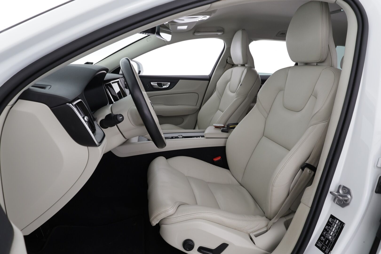 Volvo V60 Cross Country 2021 B4 AWD D-MHEV Business aut * ACC / P.kamera / BLIS / Koukku / Webasto / LED / Vaaleat nahat * - Suomi-auto / Kahdet renkaat aluvanteilla / Merkkihuollettu