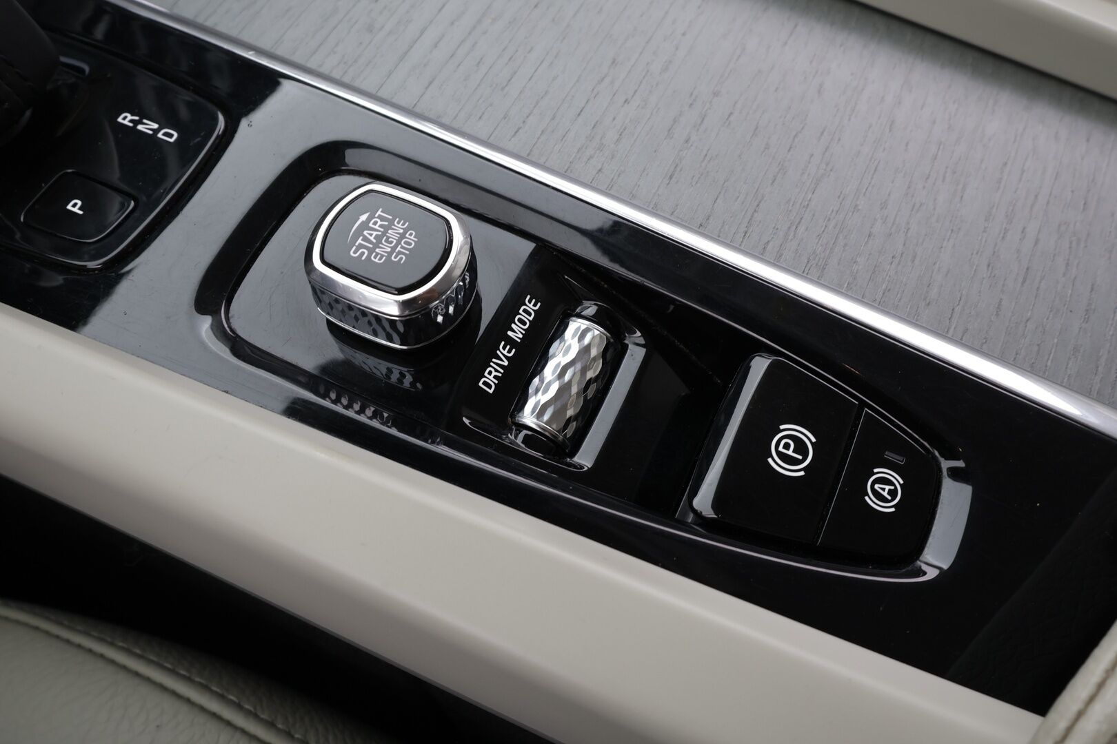 Volvo V60 Cross Country 2021 B4 AWD D-MHEV Business aut * ACC / P.kamera / BLIS / Koukku / Webasto / LED / Vaaleat nahat * - Suomi-auto / Kahdet renkaat aluvanteilla / Merkkihuollettu