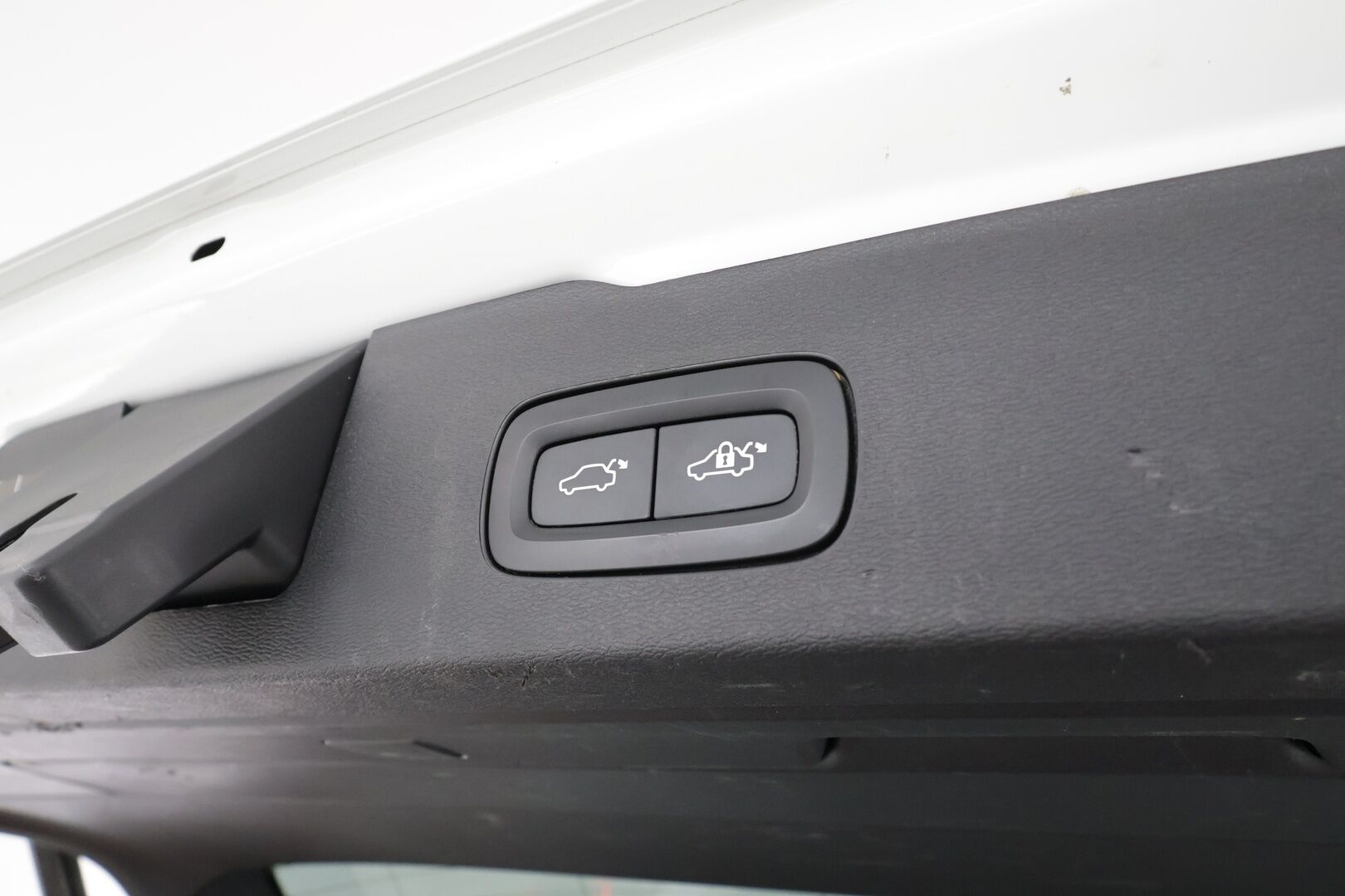 Volvo V60 Cross Country 2021 B4 AWD D-MHEV Business aut * ACC / P.kamera / BLIS / Koukku / Webasto / LED / Vaaleat nahat * - Suomi-auto / Kahdet renkaat aluvanteilla / Merkkihuollettu