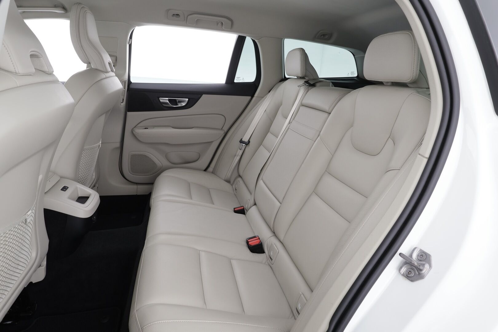 Volvo V60 Cross Country 2021 B4 AWD D-MHEV Business aut * ACC / P.kamera / BLIS / Koukku / Webasto / LED / Vaaleat nahat * - Suomi-auto / Kahdet renkaat aluvanteilla / Merkkihuollettu