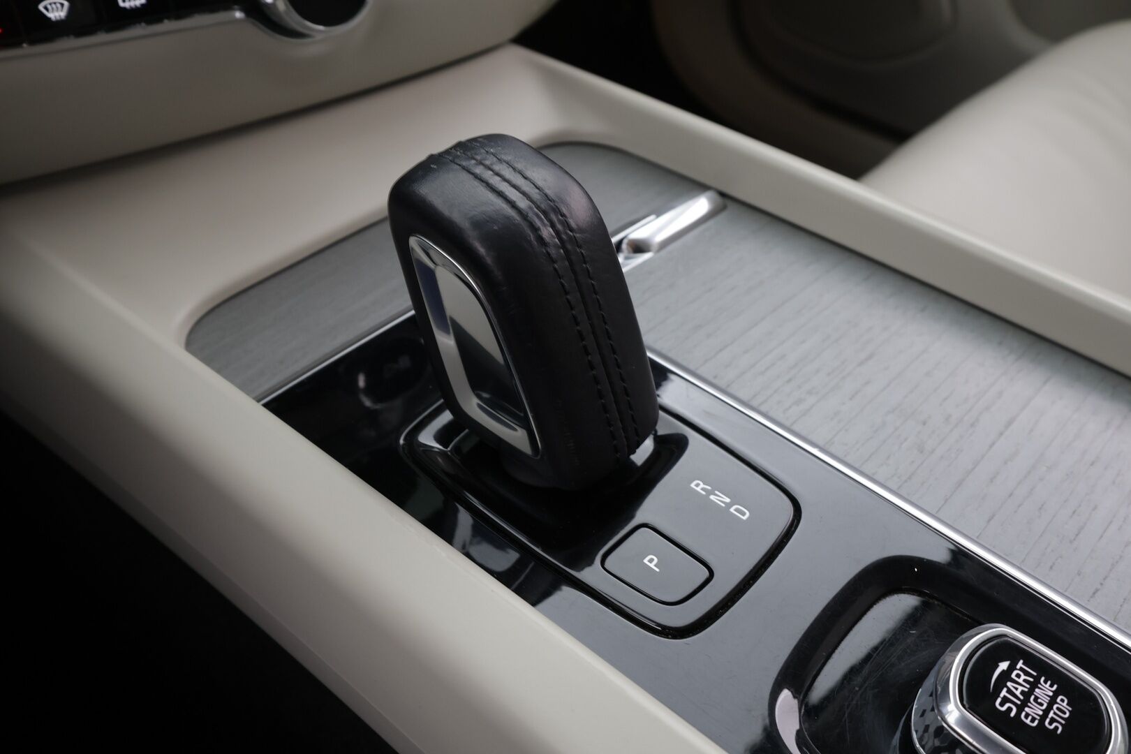 Volvo V60 Cross Country 2021 B4 AWD D-MHEV Business aut * ACC / P.kamera / BLIS / Koukku / Webasto / LED / Vaaleat nahat * - Suomi-auto / Kahdet renkaat aluvanteilla / Merkkihuollettu