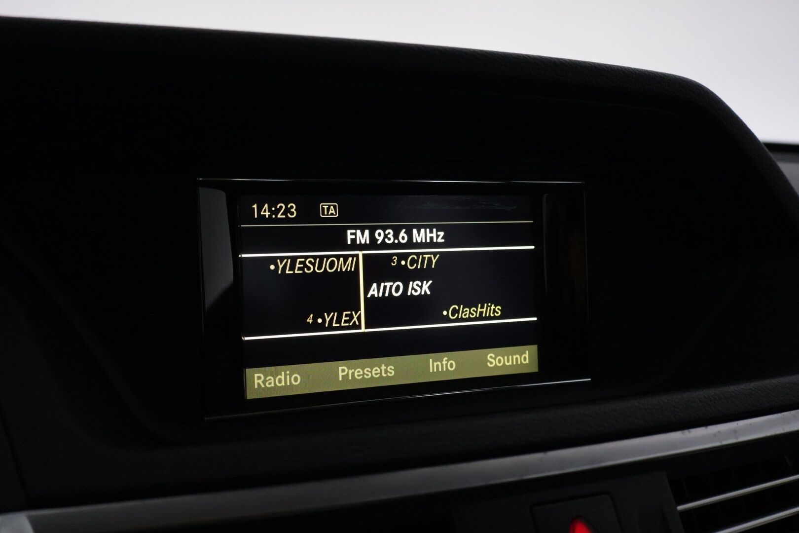 Mercedes-Benz E 2010 350 4MATIC Sedan AMG - | AMG | Panorama | Vakkari | Tutkat | Nahka-Alcantara | S-Koukku | Navi | Xenon |