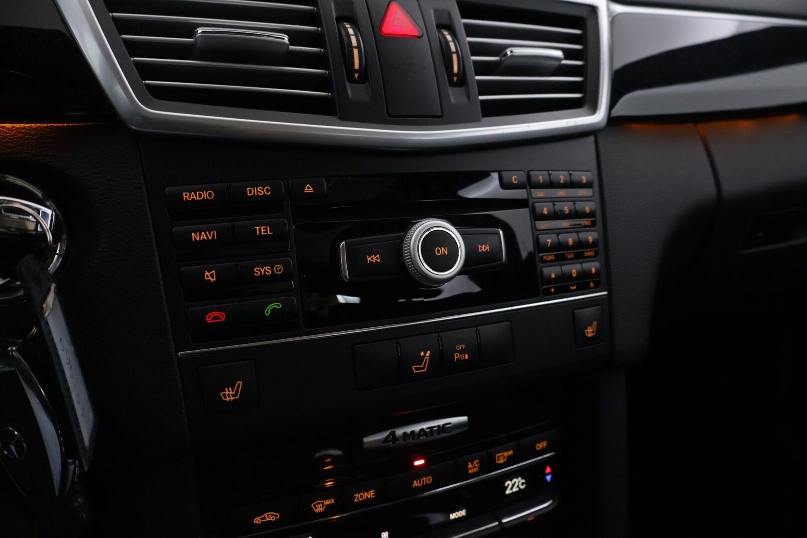 Mercedes-Benz E 2010 350 4MATIC Sedan AMG - | AMG | Panorama | Vakkari | Tutkat | Nahka-Alcantara | S-Koukku | Navi | Xenon |