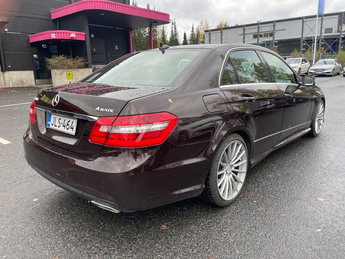 Mercedes-Benz E 2010 350 4MATIC Sedan AMG - | AMG | Panorama | Vakkari | Tutkat | Nahka-Alcantara | S-Koukku | Navi | Xenon |