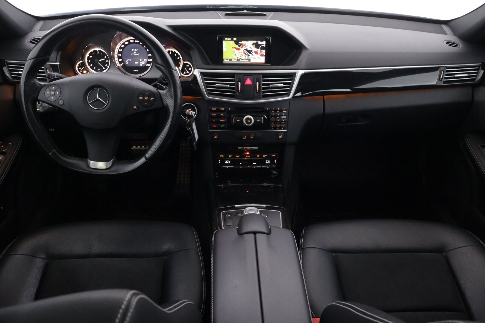 Mercedes-Benz E 2010 350 4MATIC Sedan AMG - | AMG | Panorama | Vakkari | Tutkat | Nahka-Alcantara | S-Koukku | Navi | Xenon |