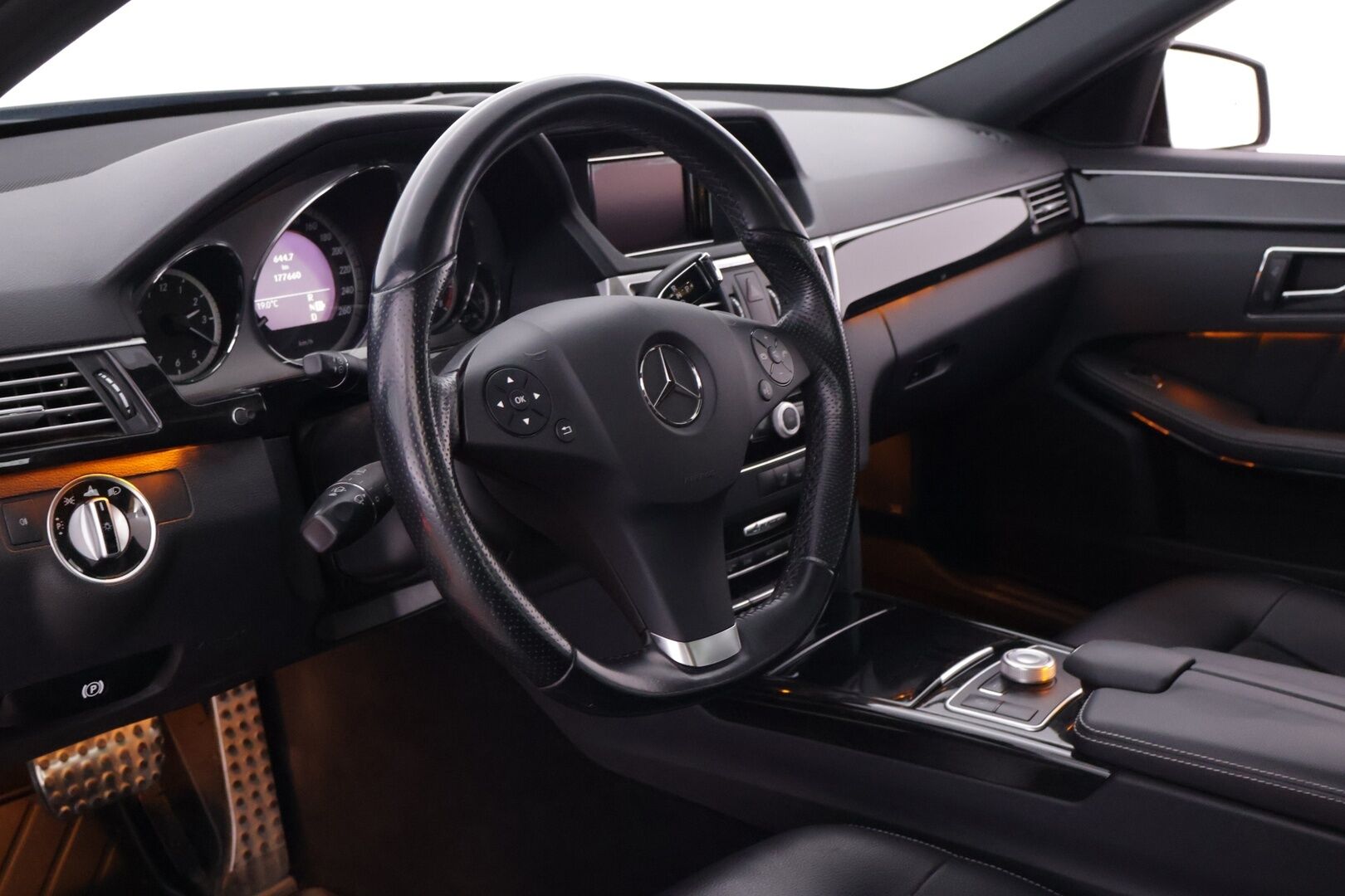 Mercedes-Benz E 2010 350 4MATIC Sedan AMG - | AMG | Panorama | Vakkari | Tutkat | Nahka-Alcantara | S-Koukku | Navi | Xenon |