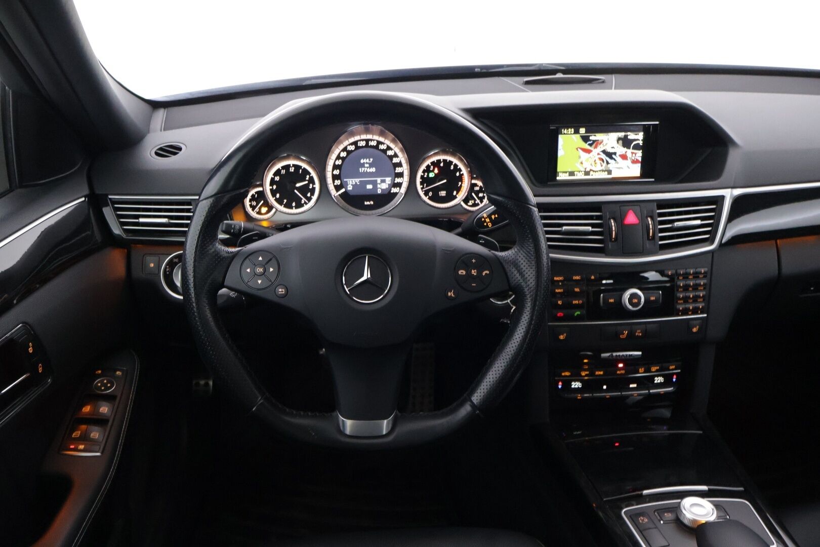 Mercedes-Benz E 2010 350 4MATIC Sedan AMG - | AMG | Panorama | Vakkari | Tutkat | Nahka-Alcantara | S-Koukku | Navi | Xenon |