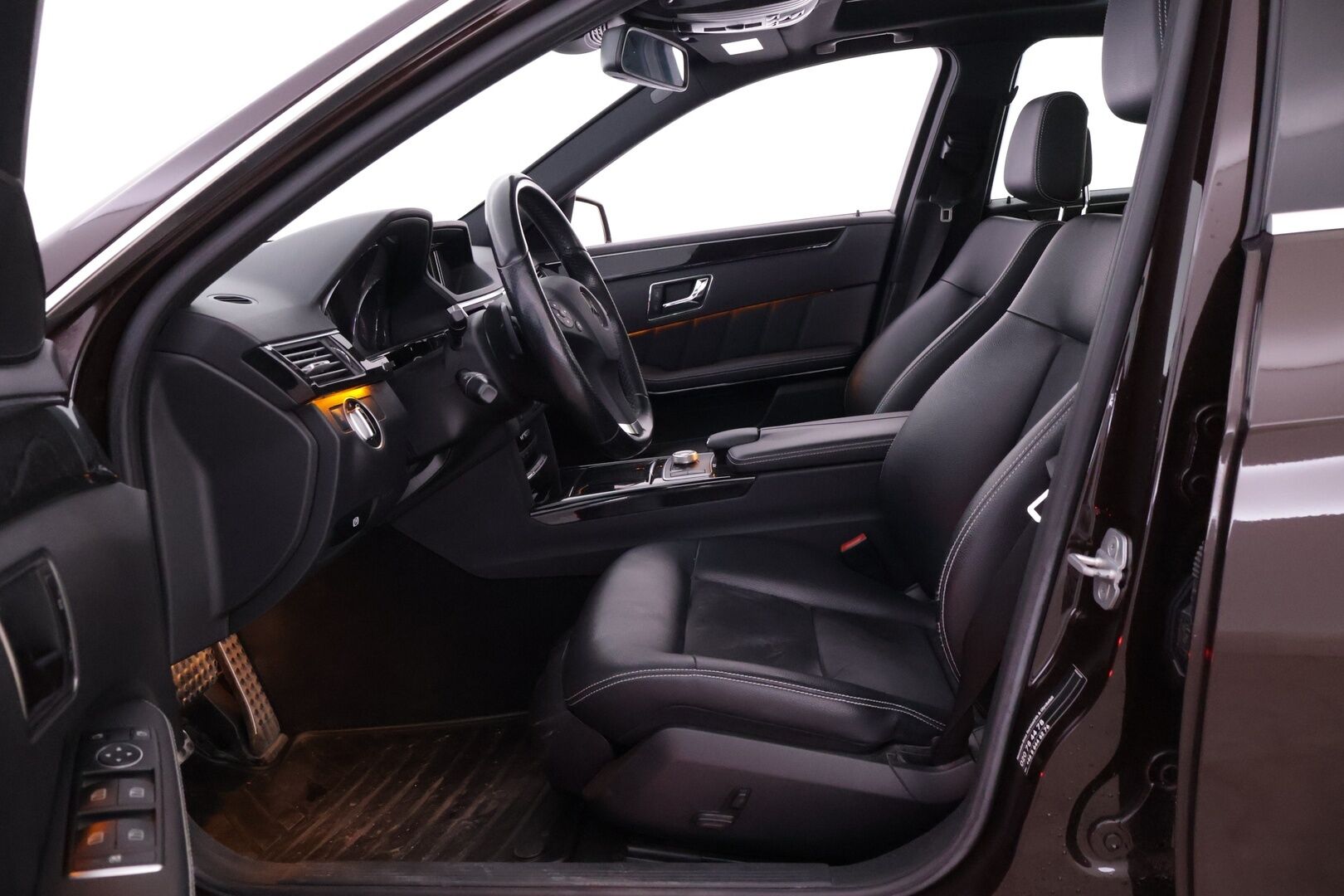 Mercedes-Benz E 2010 350 4MATIC Sedan AMG - | AMG | Panorama | Vakkari | Tutkat | Nahka-Alcantara | S-Koukku | Navi | Xenon |