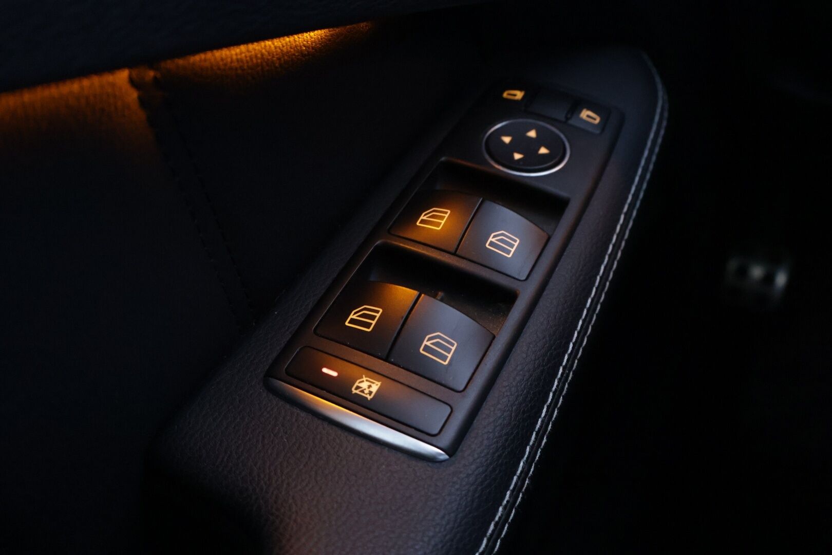 Mercedes-Benz E 2010 350 4MATIC Sedan AMG - | AMG | Panorama | Vakkari | Tutkat | Nahka-Alcantara | S-Koukku | Navi | Xenon |