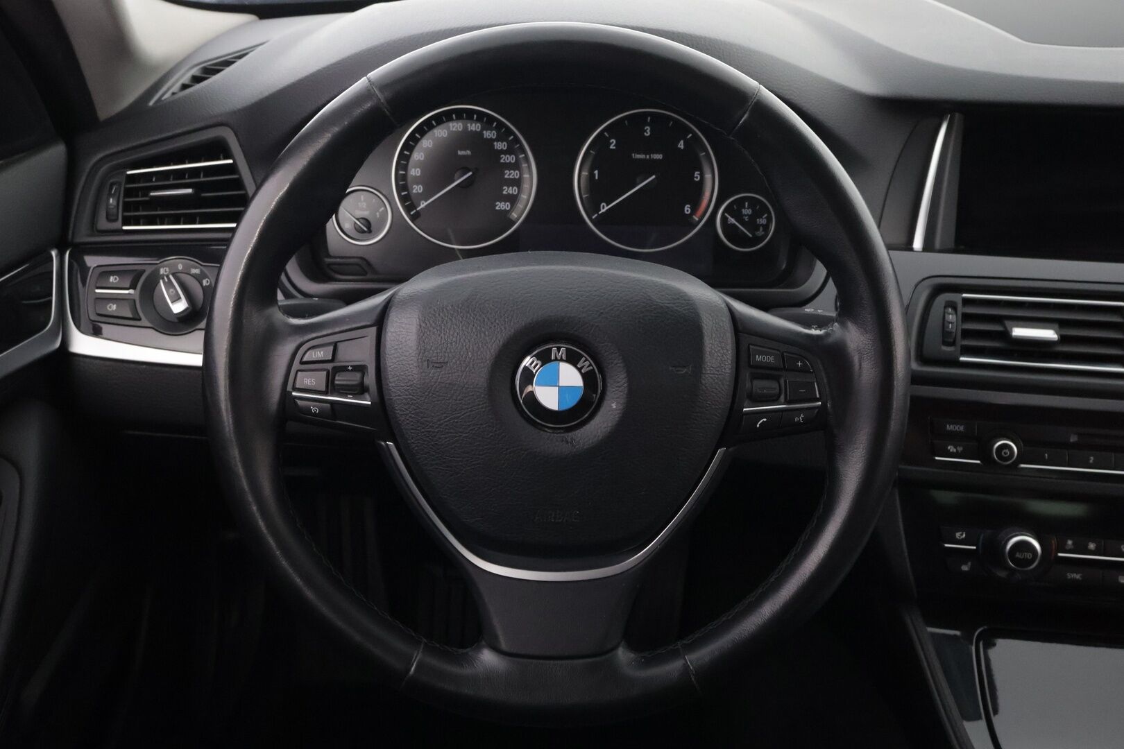 BMW 520 2017 F11 Touring 520d A Business* Webasto / Nahkasisusta / Vetokoukku / Prof.navi / Sähköluukku / Ratinlämmitin * - Webasto / Ei adblue! / Prof. Navi / Sporttinahat / Koukku