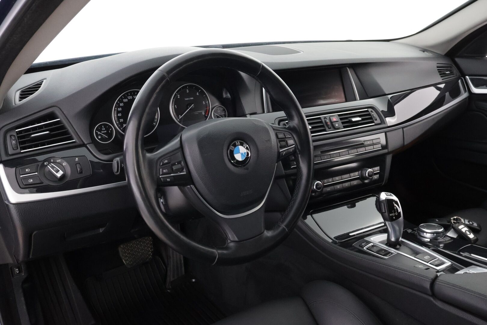 BMW 520 2017 F11 Touring 520d A Business* Webasto / Nahkasisusta / Vetokoukku / Prof.navi / Sähköluukku / Ratinlämmitin * - Webasto / Ei adblue! / Prof. Navi / Sporttinahat / Koukku